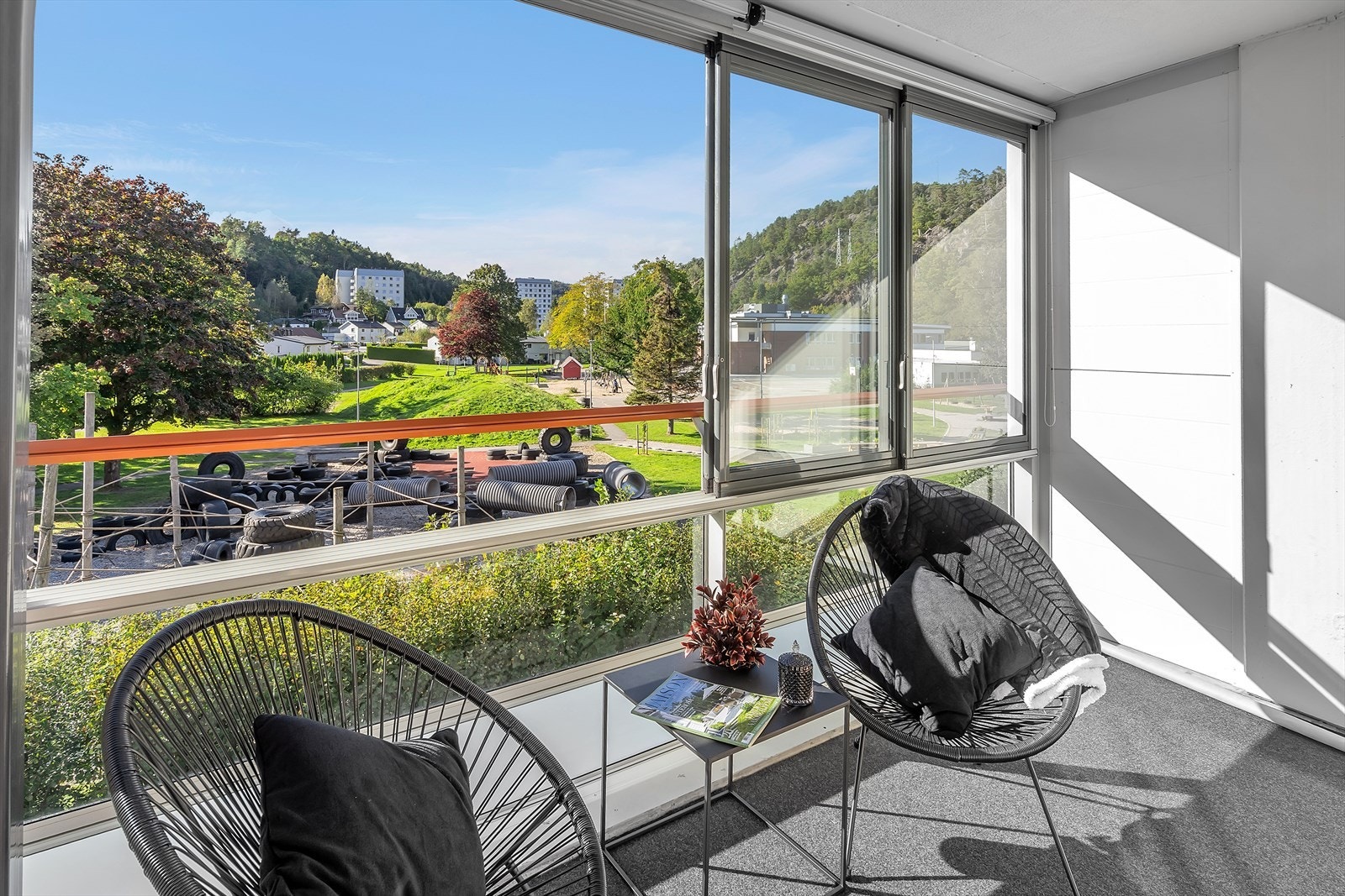 Den innglassede løsningen gir også mulighet for å nyte uteplassen på kjølige vår- og høstkvelder, uansett værforhold. Skap din egen oase og nyt både privatliv og luftige omgivelser! Galleribilde