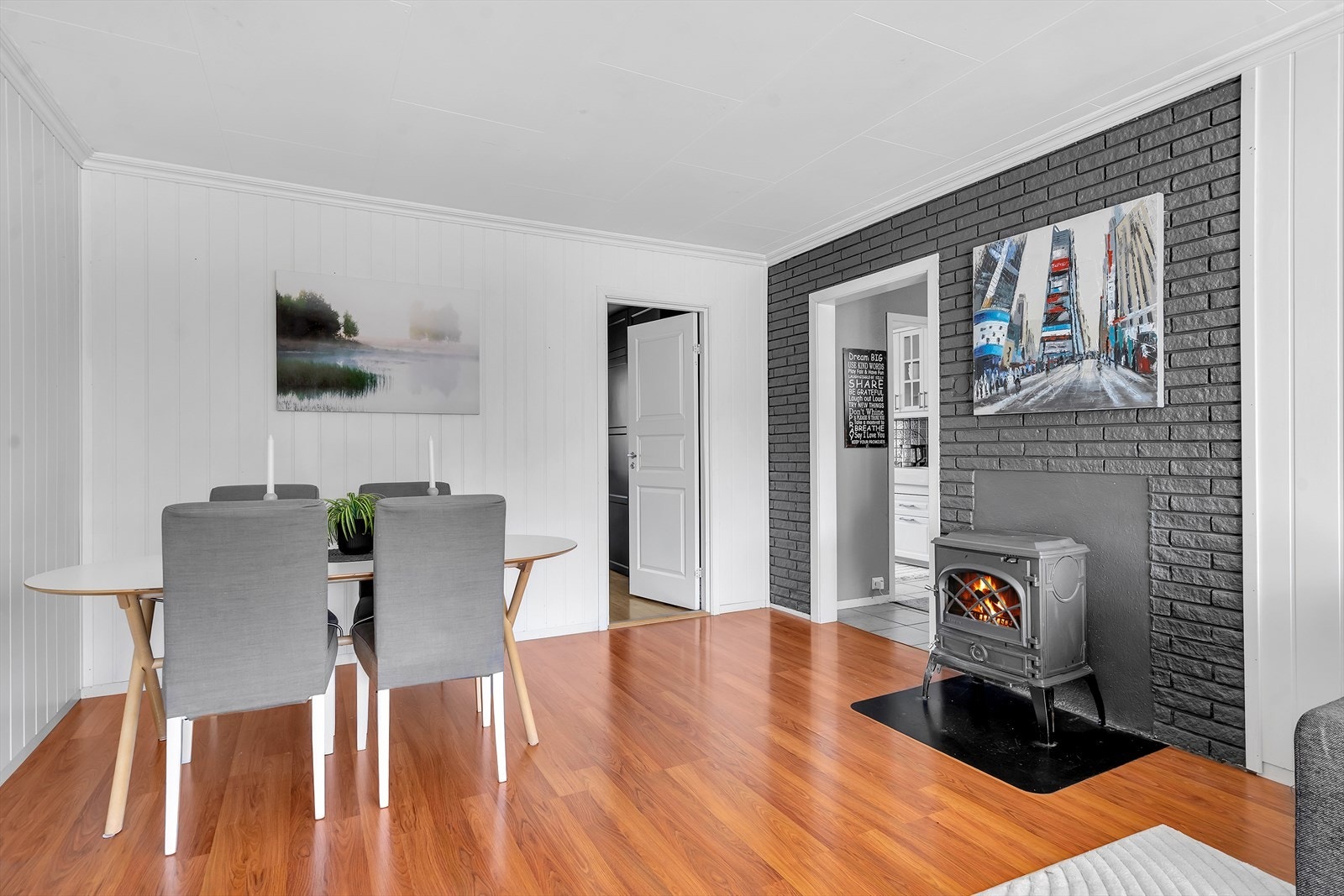 På kjølige høst- og vinterkvelder sørger vedovnen for en lun atmosfære og behagelig varme. Galleribilde