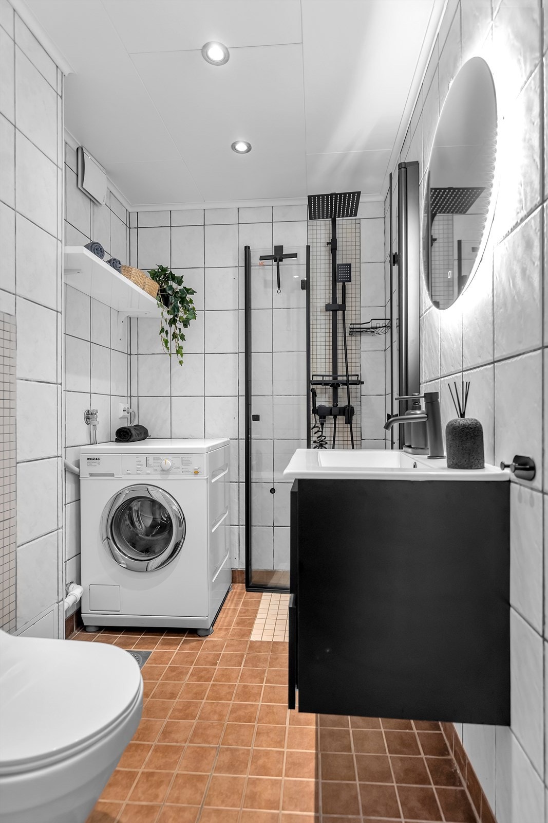 Baderommet ble oppusset i 2015 og oppgradert ytterligere i 2025 med nye baderomsmøbler, speil med integrert belysning, dusjdører, servant og dusjarmatur, som gir rommet et moderne og stilig preg. Galleribilde