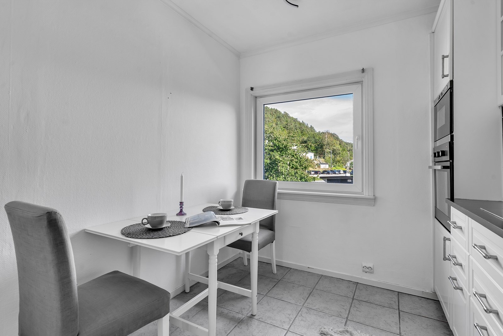 Kjøkkenet er designet med rom nok til et spisebord. Galleribilde