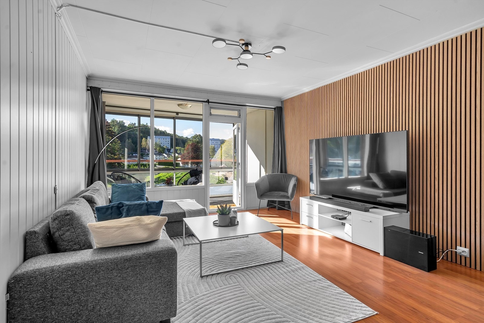 Lys og romslig stue med lune detaljer og naturlig sjarm. Galleribilde