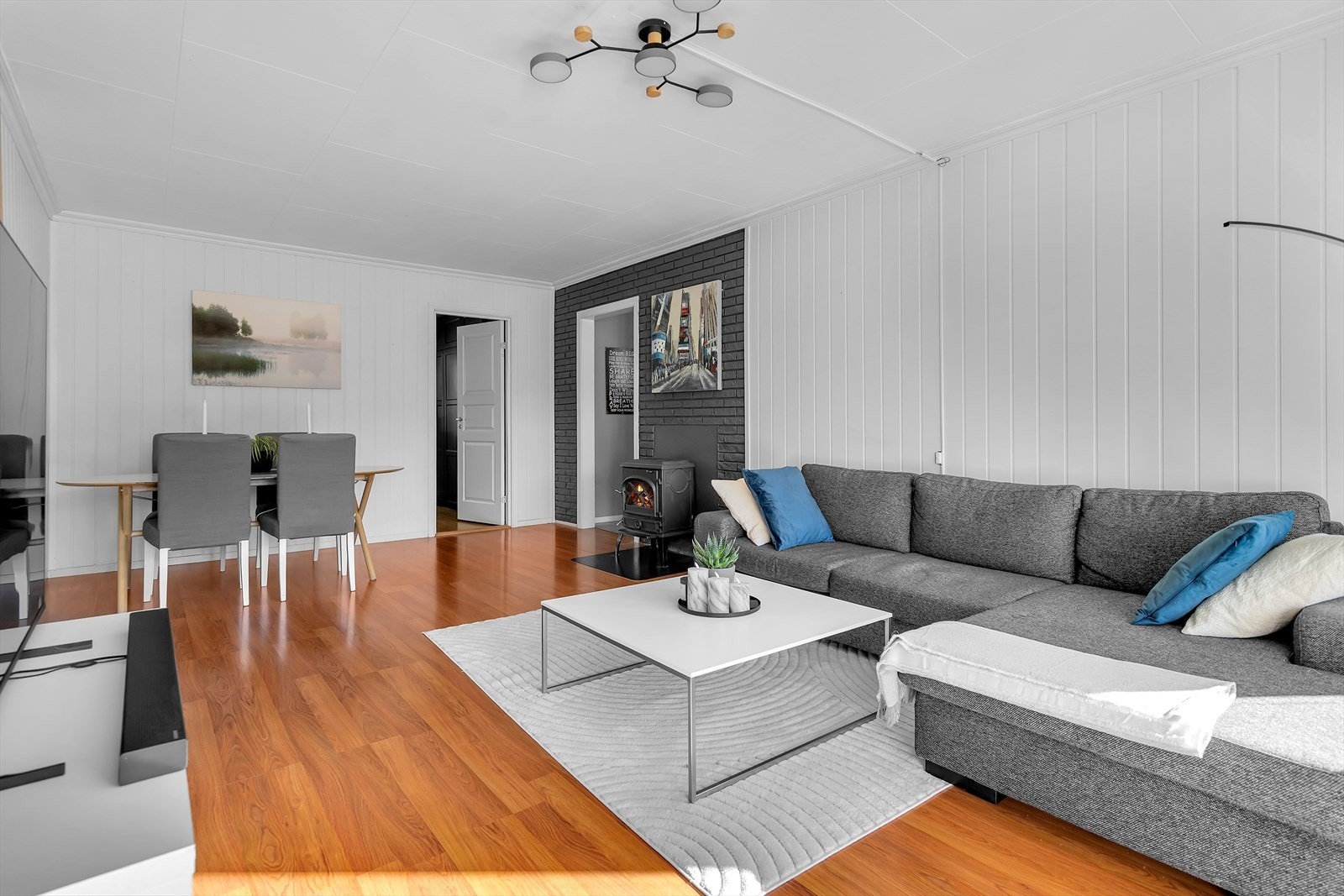 Stuen er leilighetens naturlige midtpunkt, med god plass til både salong og spisestuemøblement fordelt i praktiske og naturlige soner. Galleribilde