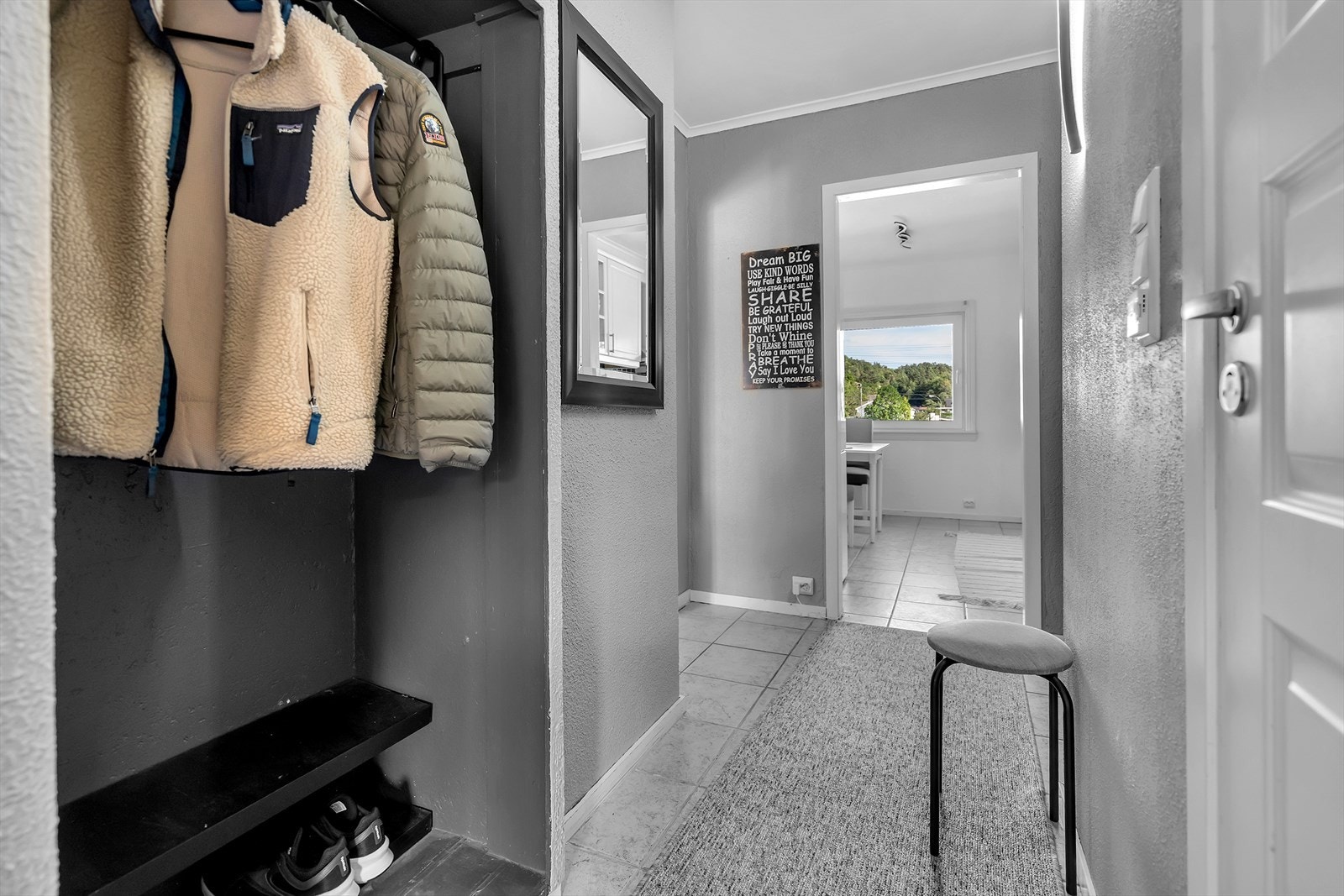 Det er god plass til oppheng av yttertøy og oppbevaring av sko. Det flislagte gulvet tilfører både et stilrent design og enkel rengjøring - perfekt for hverdagsbruk. Galleribilde