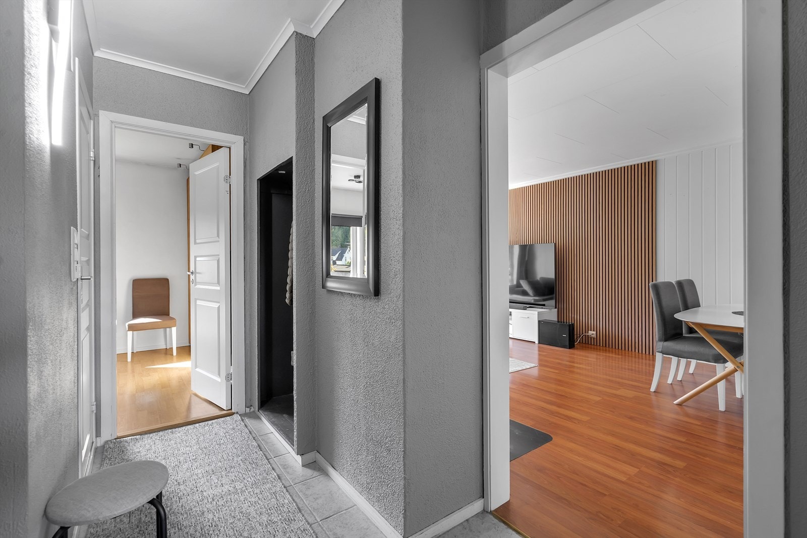 Leiligheten ønsker deg velkommen med en lys og romslig entré. Galleribilde