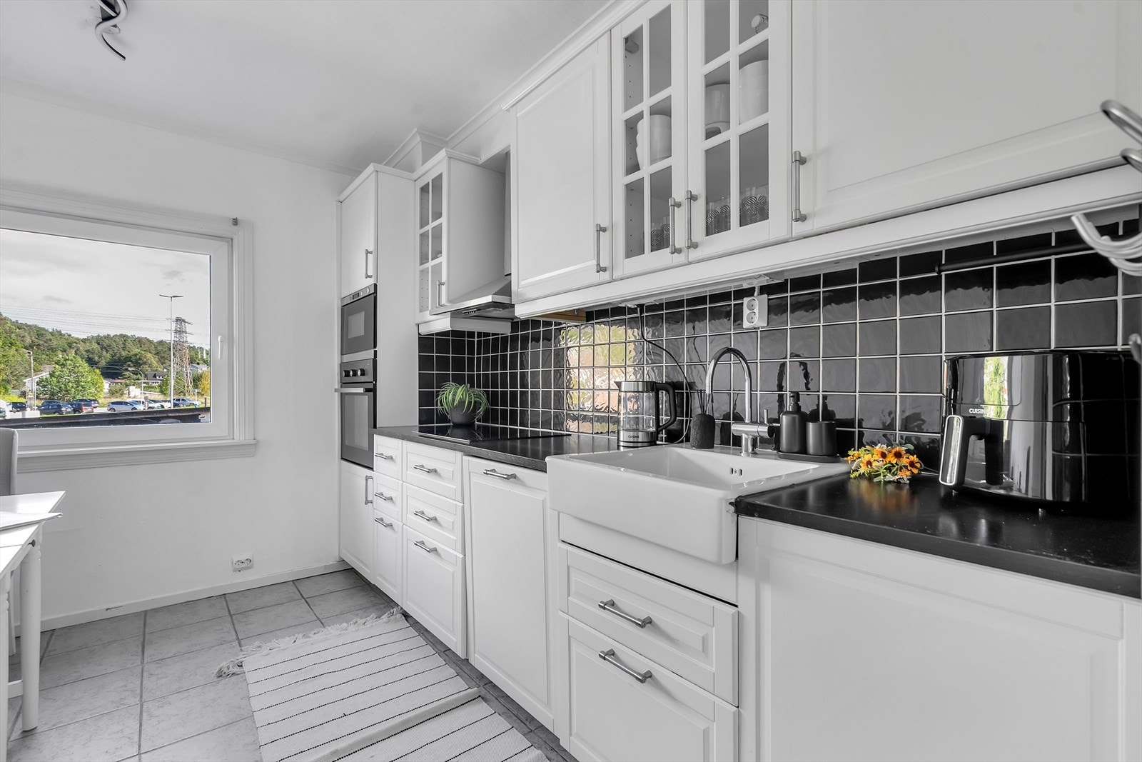 Stilrent og funksjonelt kjøkken med moderne løsninger. Kjøkkenet, oppgradert med en tidløs Ikea-innredning (2015), kombinerer funksjonalitet med moderne design. Her finner du rikelig med både skap- og benkeplass. Galleribilde