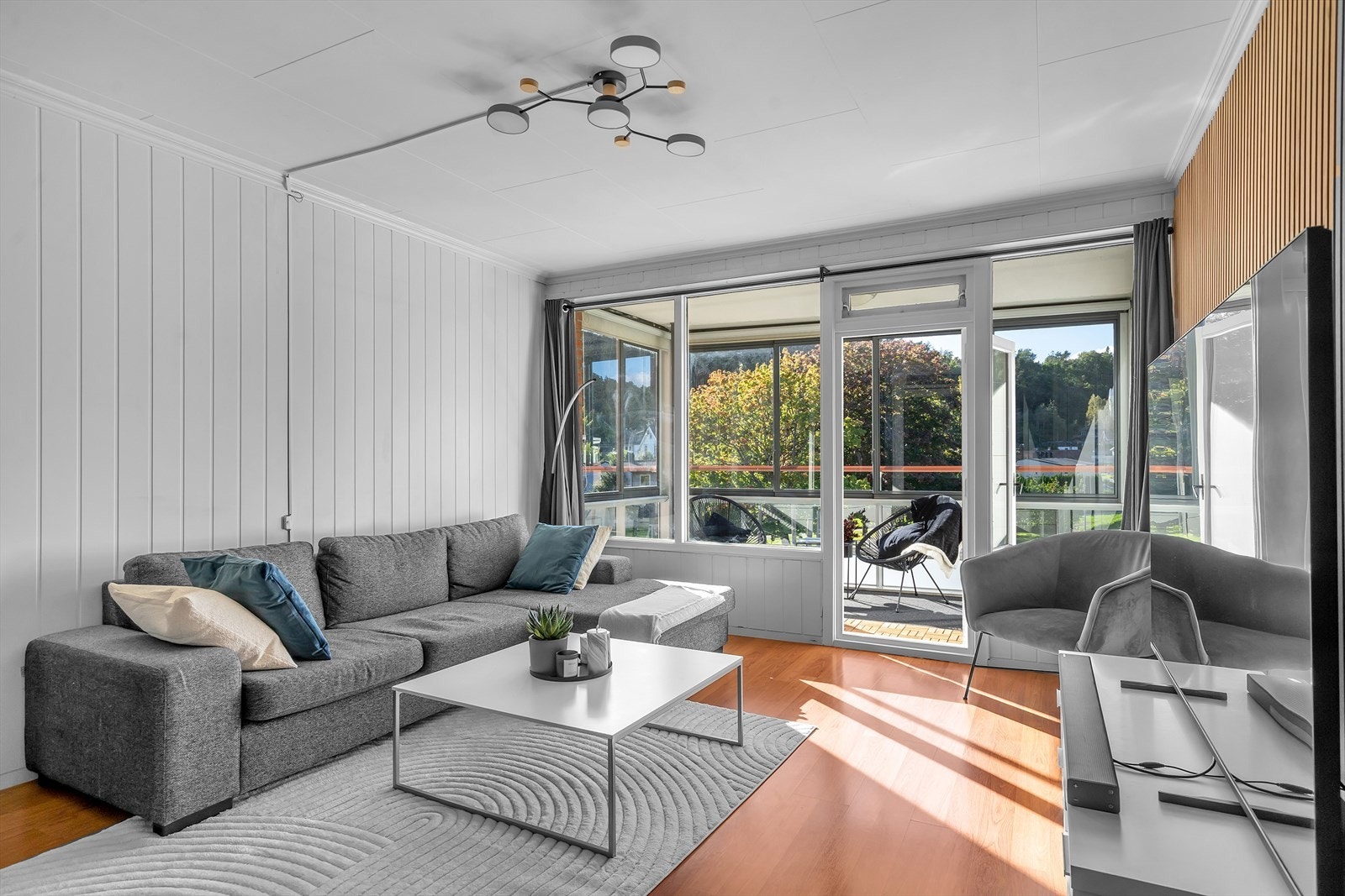 Fra stuen har du direkte utgang til en solrik balkong, hvor du kan nyte morgenkaffen eller tilbringe stille sommerkvelder. Balkongen blir en forlengelse av oppholdsrommet og byr på en herlig kombinasjon av innendørs og utendørs komfort. Galleribilde