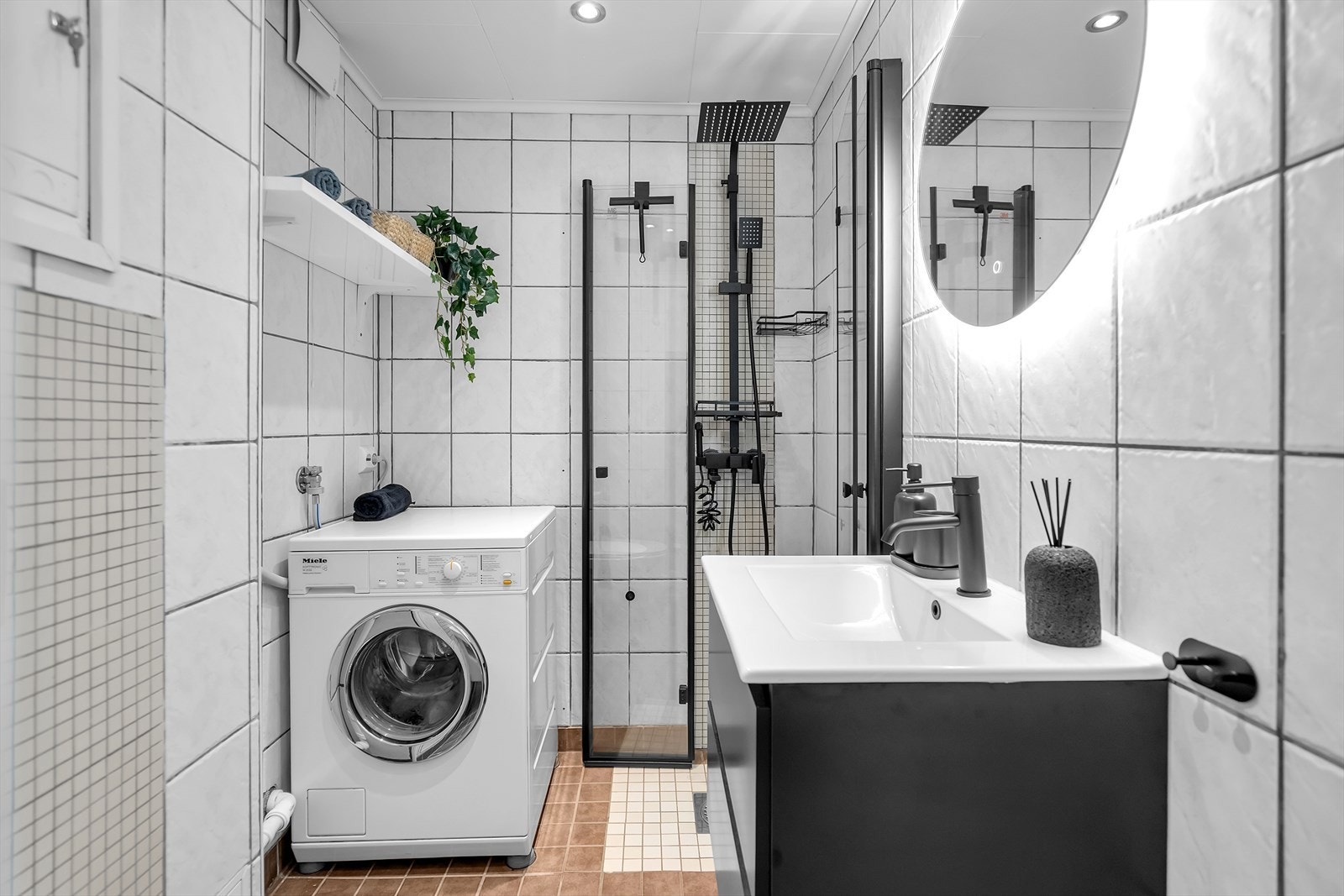 Badet er utstyrt med varmekabler i gulvet, mekanisk avtrekk og innfelte spotter i taket, som sørger for både komfort og stemningsfull belysning. Galleribilde