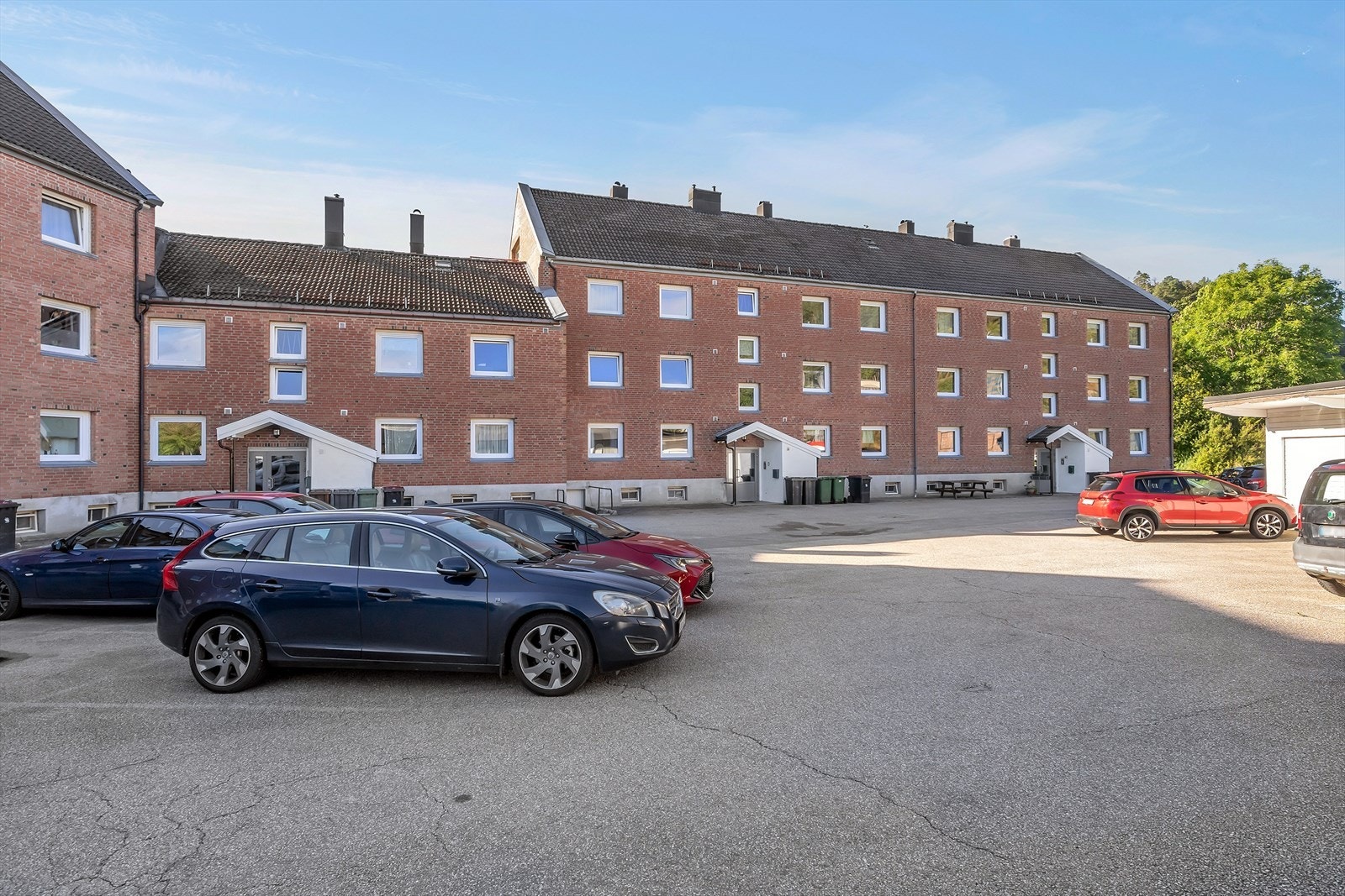 Fast biloppstillingsplass like utenfor bygget. Galleribilde