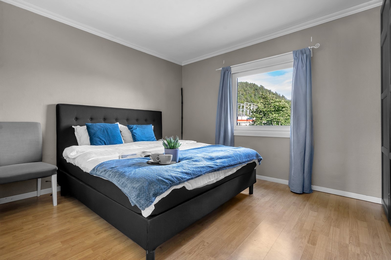 Hovedsoverommet er spesielt romslig med god plass til dobbeltseng samt begge rommene kommer med medfølgende garderobeskap som gir deg rikelig med oppbevaringsplass for klær og tilbehør, noe som bidrar til et ryddig og organisert hjem. Galleribilde