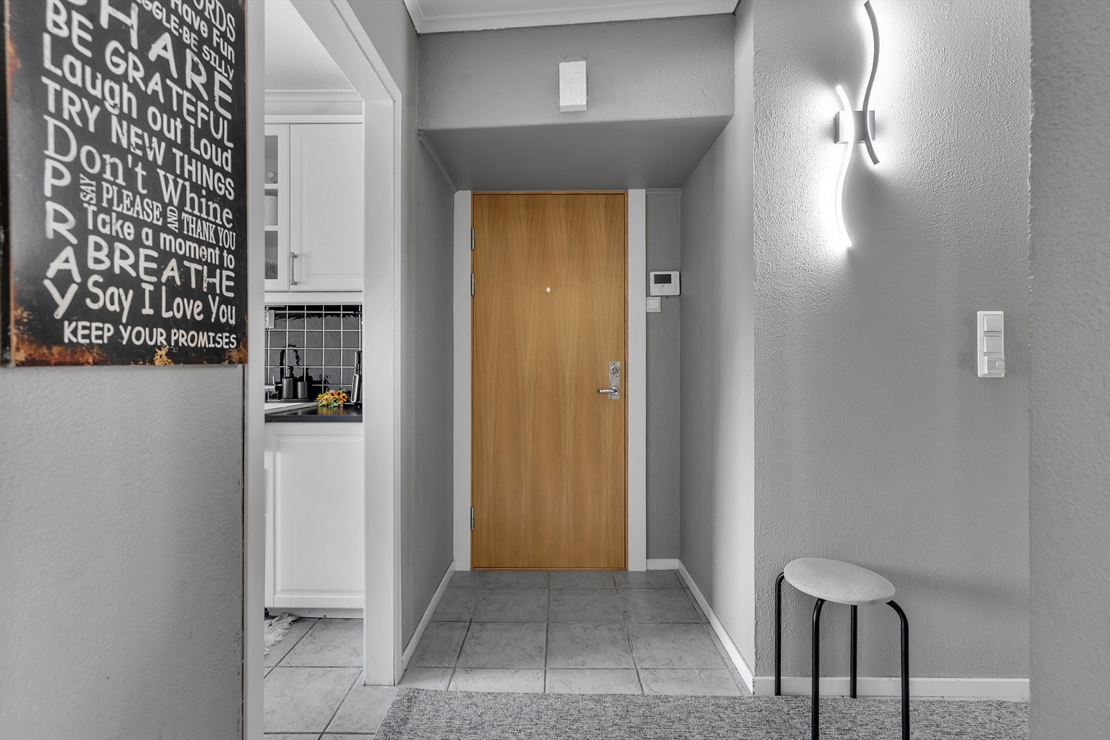 Entréen er utstyrt med callinganlegg med lyd og bilde, strategisk plassert ved inngangsdøren for ekstra sikkerhet og bekvemmelighet. Galleribilde