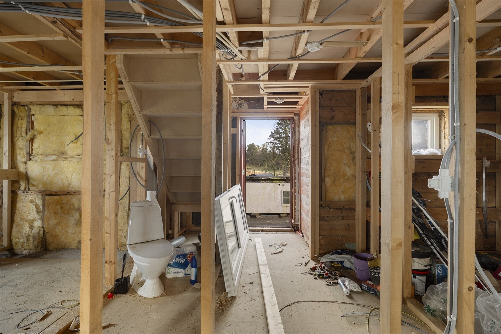 I 1. etasje er det tiltenkt fremtidig gang, fremtidig stue/kjøkken, fremtidig bod/garderobe og fremtidig bad Galleribilde