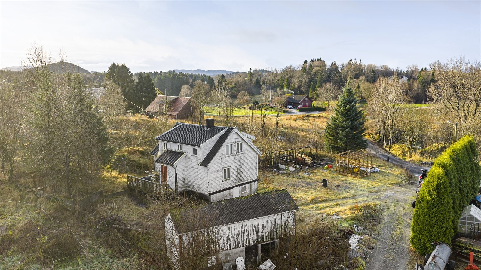 Gode parkeringsmuligheter i eget gårdsrom - det er også oppført en eldre garasje, men denne er som et rivningsobjekt å regne Galleribilde
