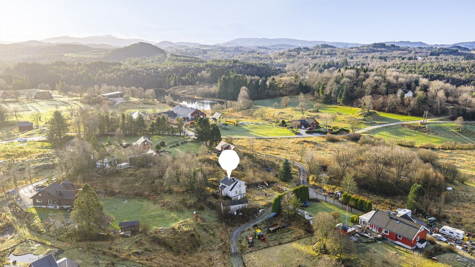 Boligen har en barnevennlig og rolig beliggenhet i landelige omgivelser på Haukås i Sveio Galleribilde