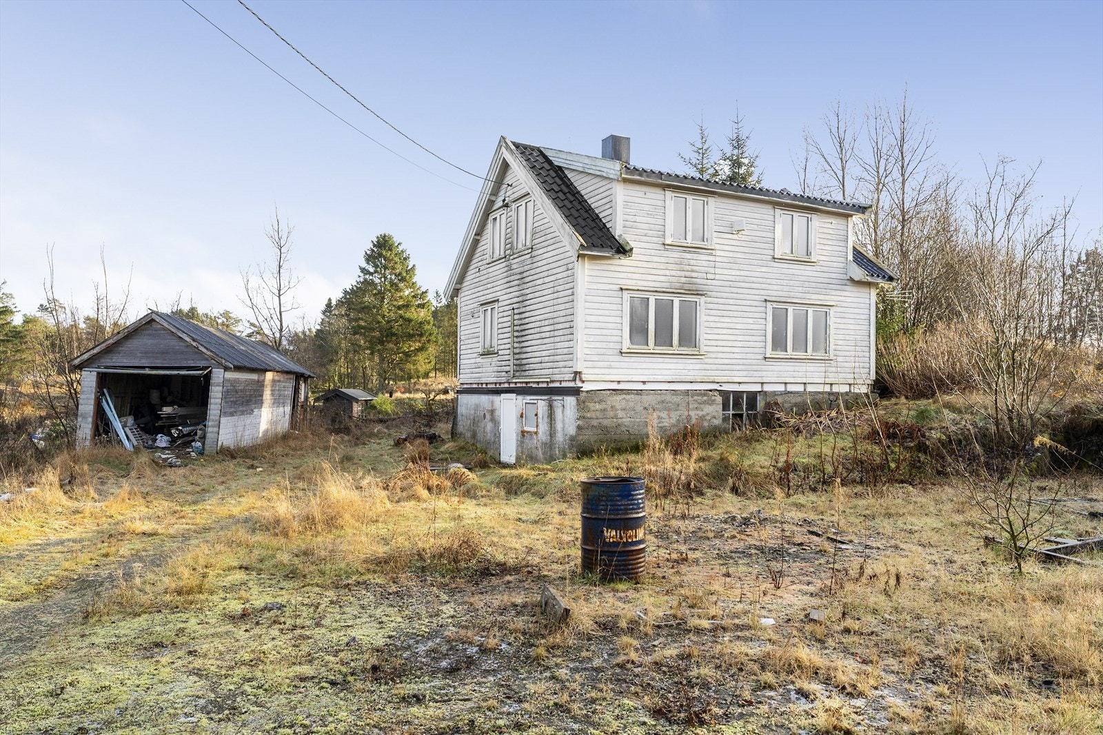 Boligen bærer preg av vedlikeholdsetterslep - oppgraderinger må påregnes både utvendig og innvendig Galleribilde