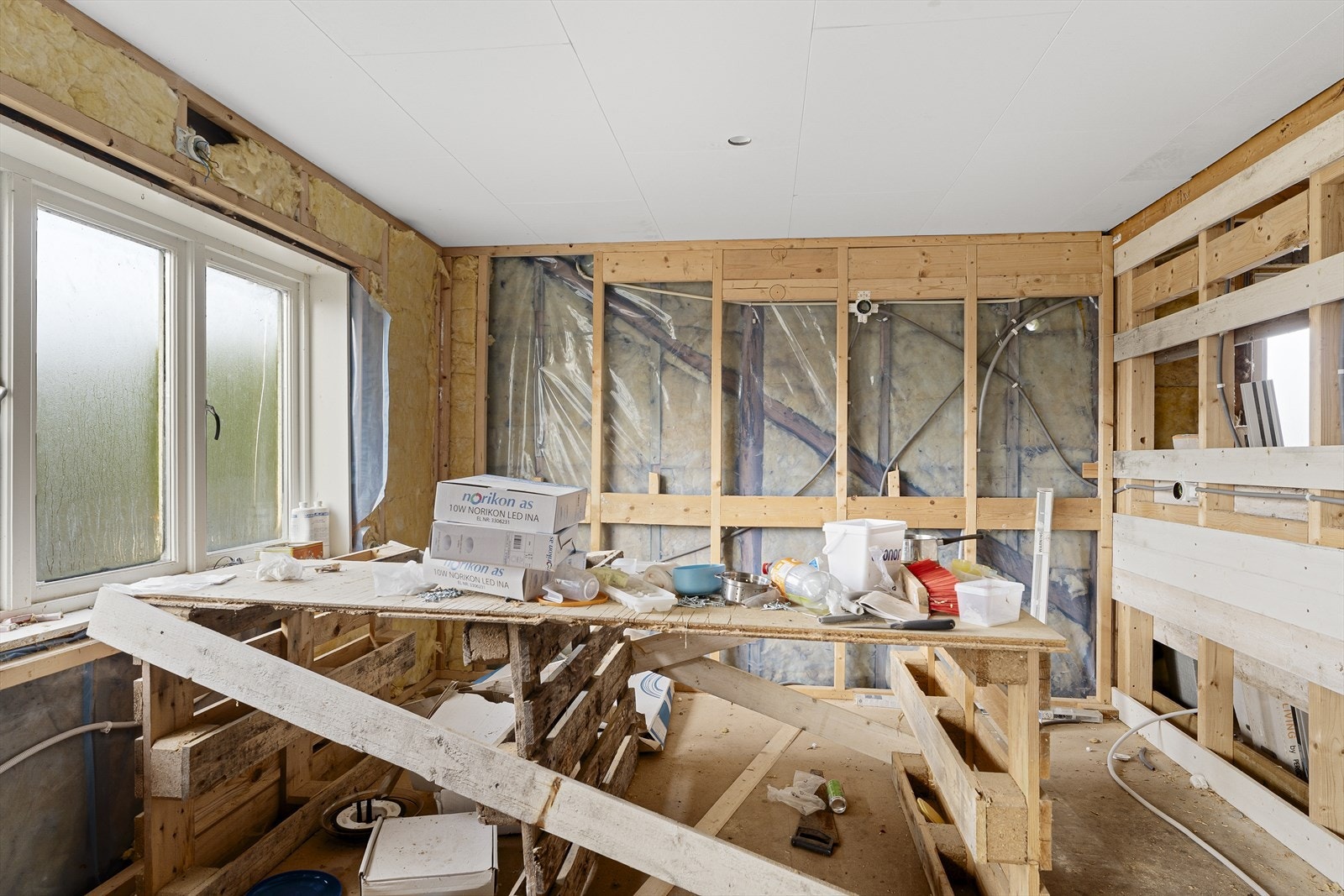 Boligen er under renovering og fremstår innvendig som et råbygg med synlige konstruksjoner Galleribilde