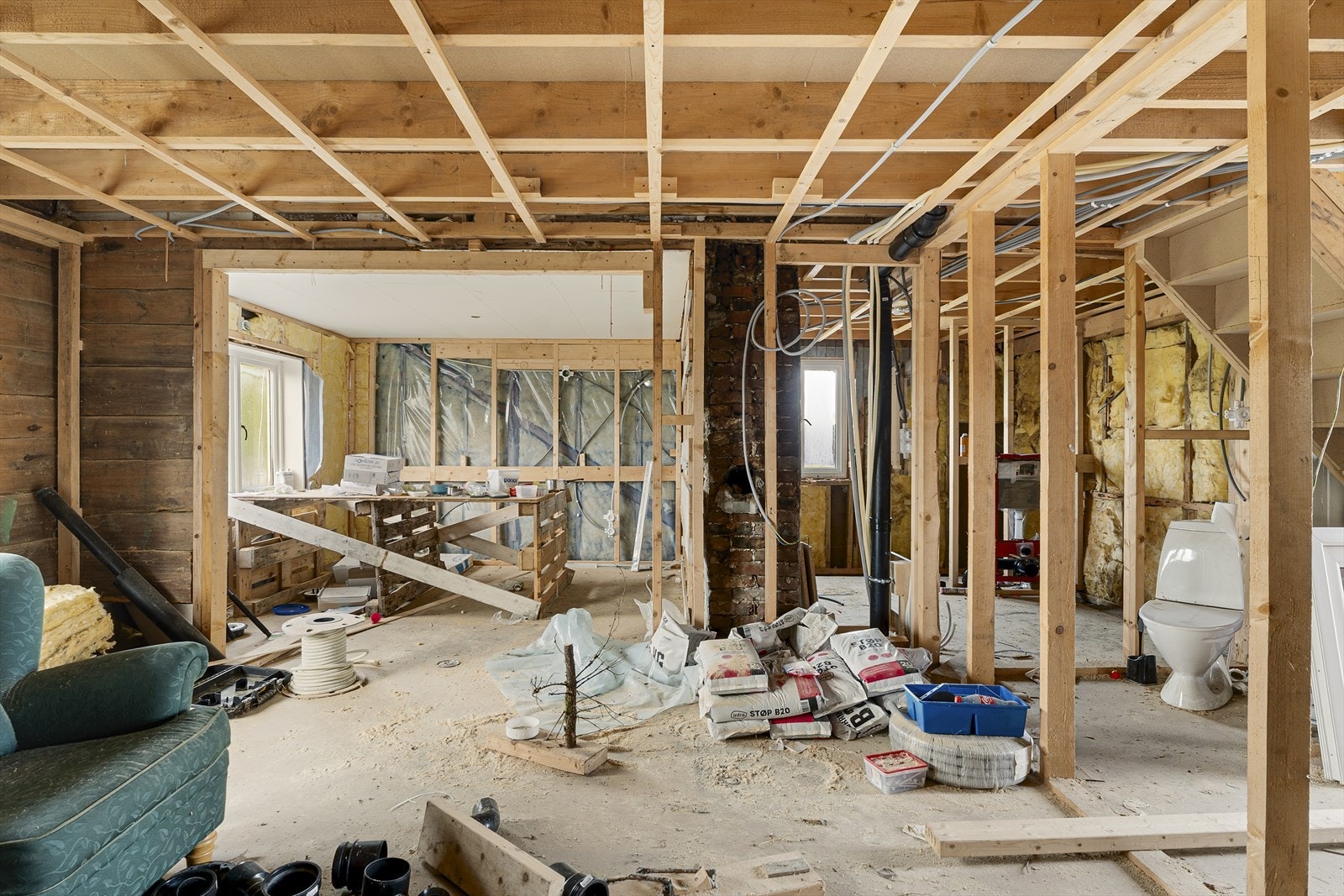 Det er etablert nytt bjelkelag i begge etasjer av dagens eier - kjøper må for øvrig påregne ferdigstillelse samt vedlikehold av alle konstruksjoner i boligen Galleribilde