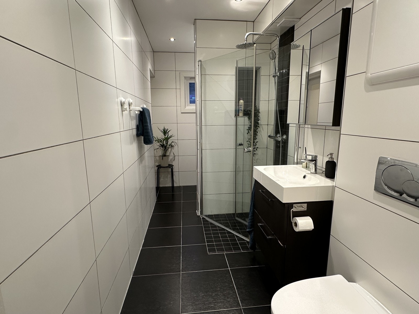 Helfliset baderom med en praktisk planløsning, utstyrt med wc, dusj, servant m/ speil. Galleribilde