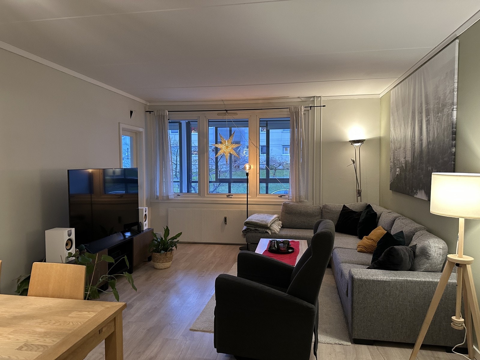 Utgang til innglasset balkong hvor en ser ut mot gaten. Galleribilde