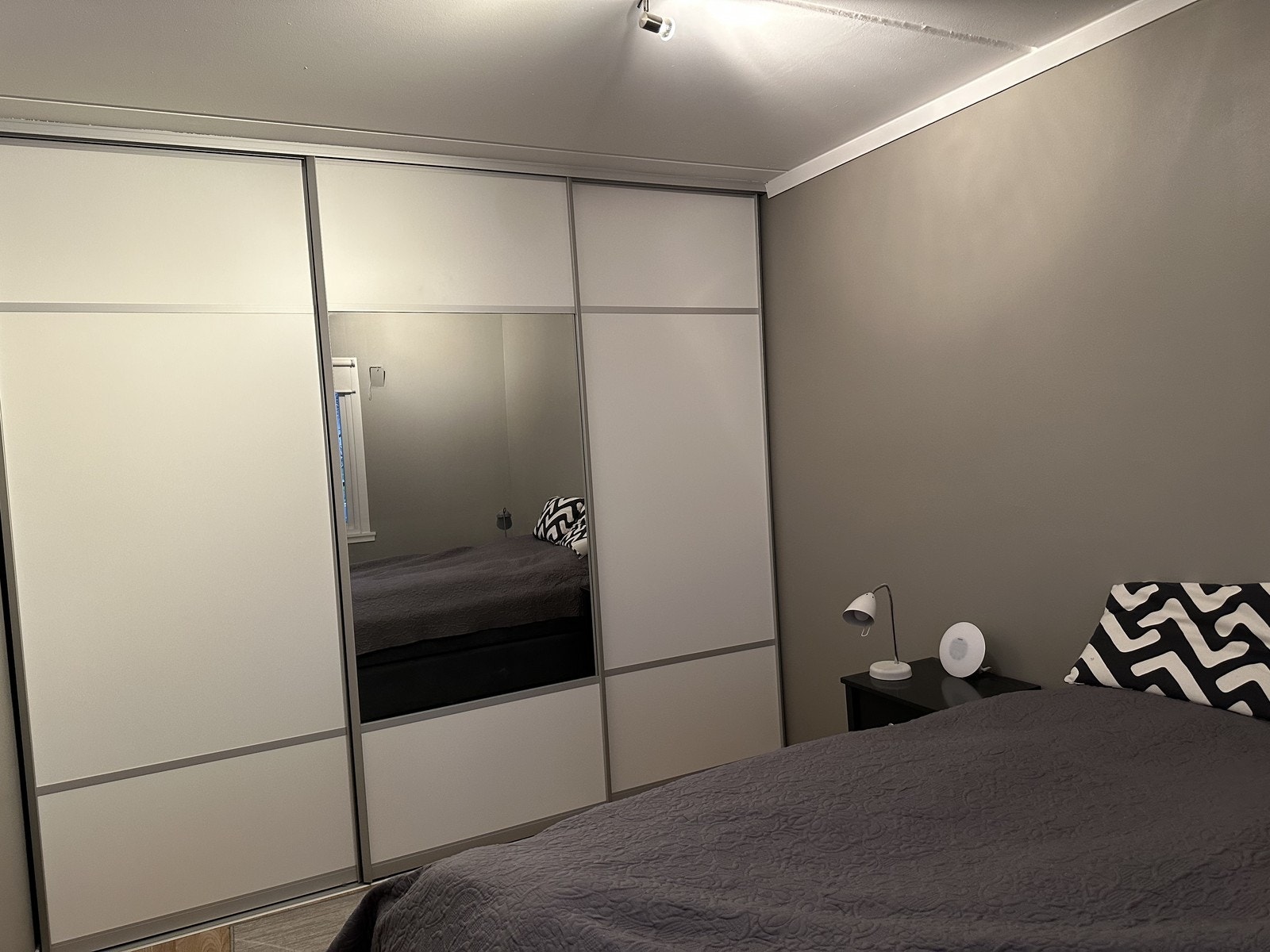 Innebygget garderobeskap med skyvedører på hovedsoverom, godt med oppbevaringsmuligheter. Galleribilde