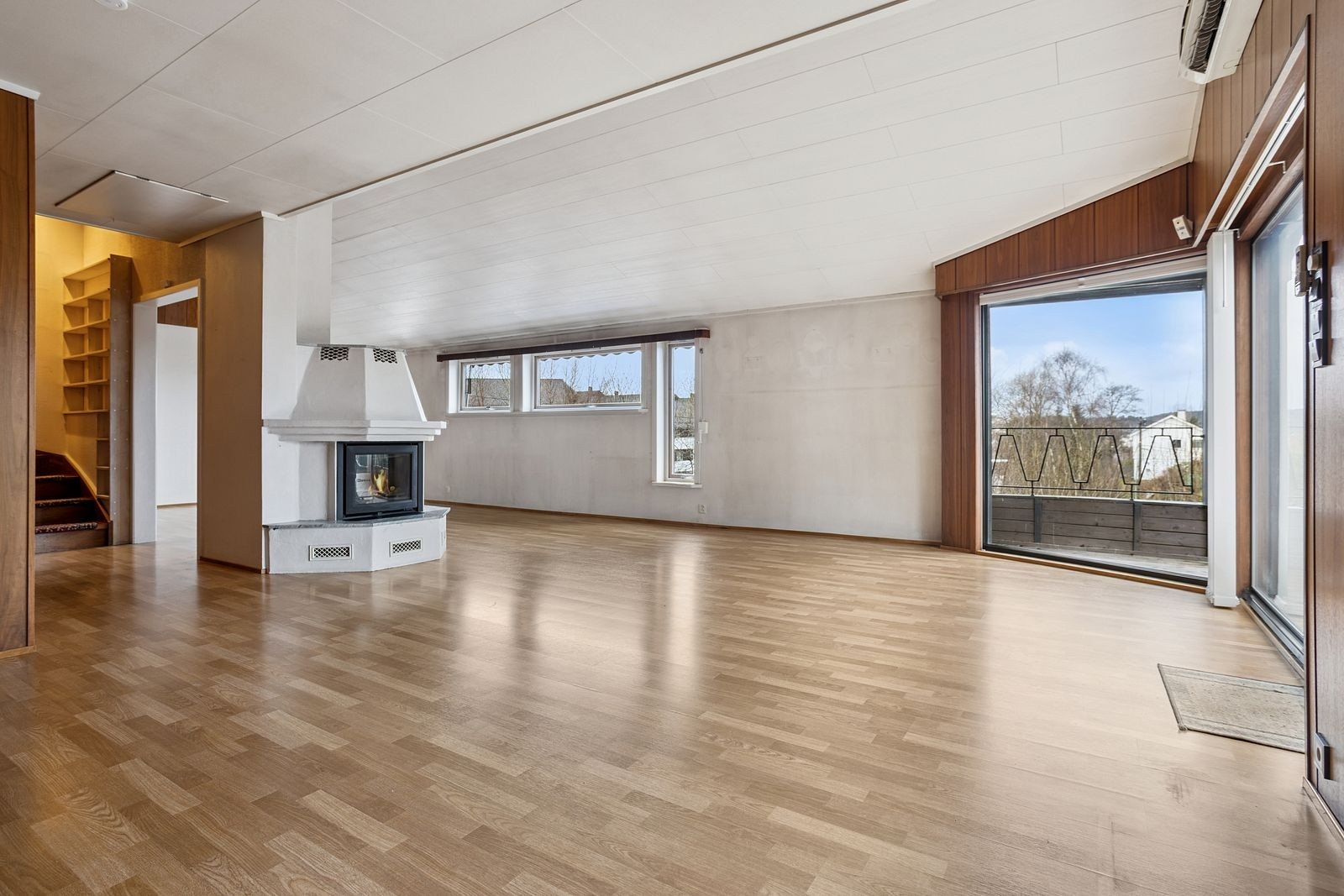 Stuen er av god størrelse og kan innredes etter ønske. Her er det peisovn og varmepumpe. Galleribilde