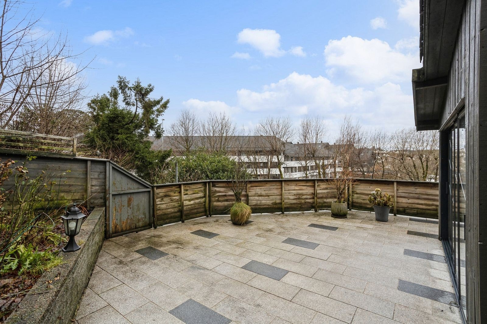 Boligen har flotte uteområder med utgang fra begge sider av huset. Galleribilde