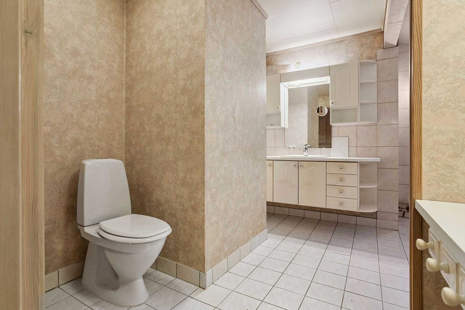 Badet har varmekabler, toalett, servant, dusj og opplegg for badekar Galleribilde