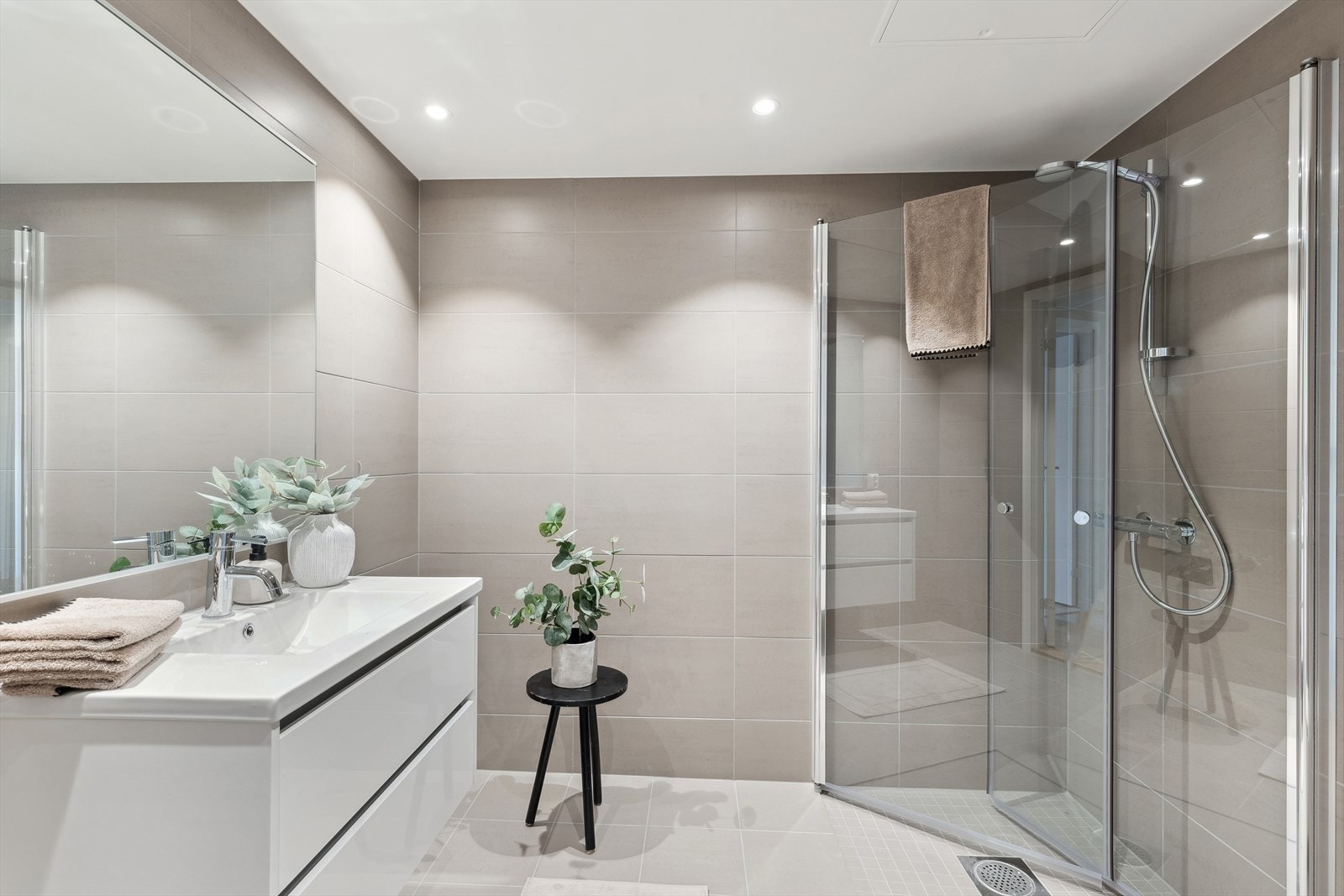 Romslig lekkert bad med opplegg for både vaskemaskin og tørketrommel Galleribilde