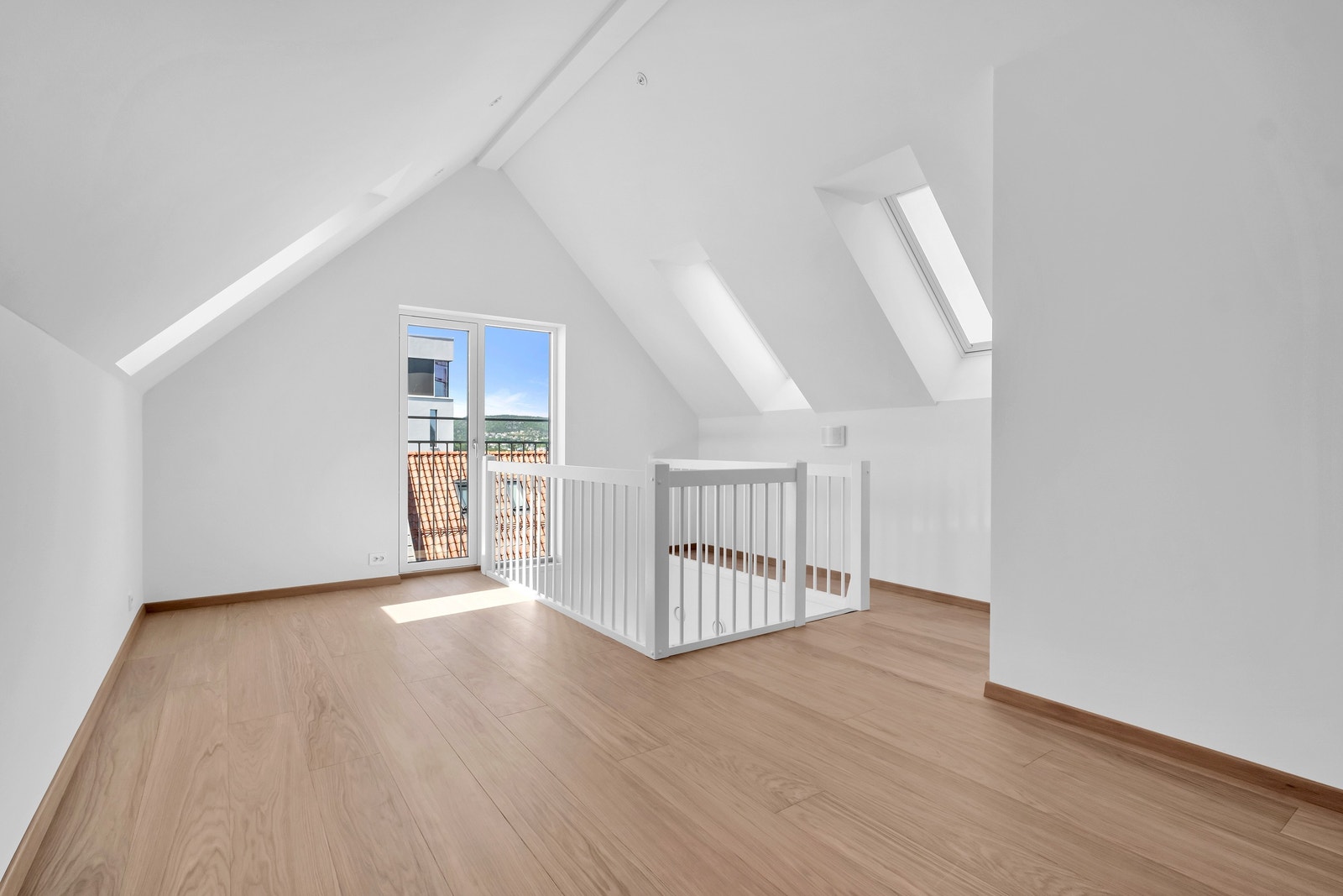 Fra kjøkken/stue kommer du opp på en romslig hems med fransk balkong. Galleribilde