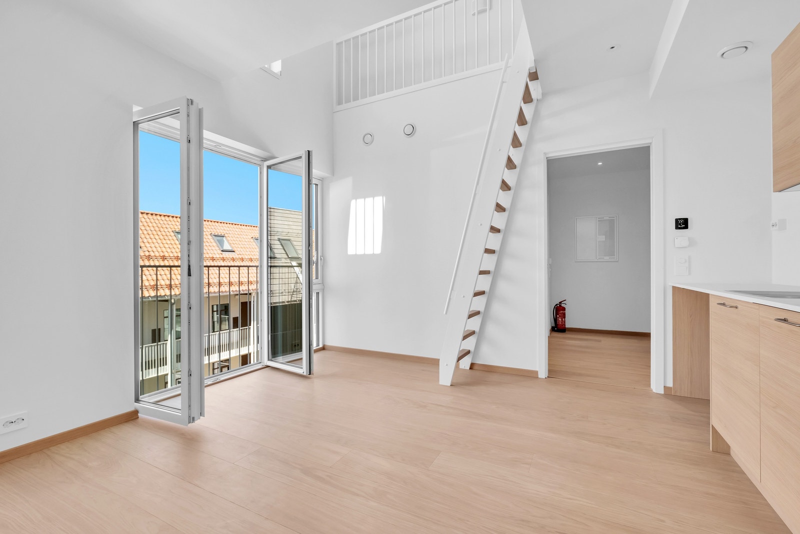 I stue/kjøkken er det fransk balkong og flere store vindu som skaper et lyst og hyggelig rom. Galleribilde