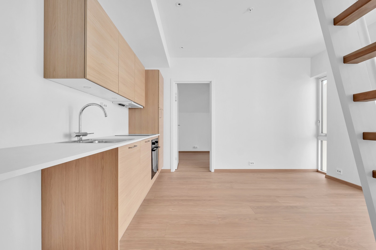 Kjøkkenet kommer med integrerte hvitevarer. Galleribilde