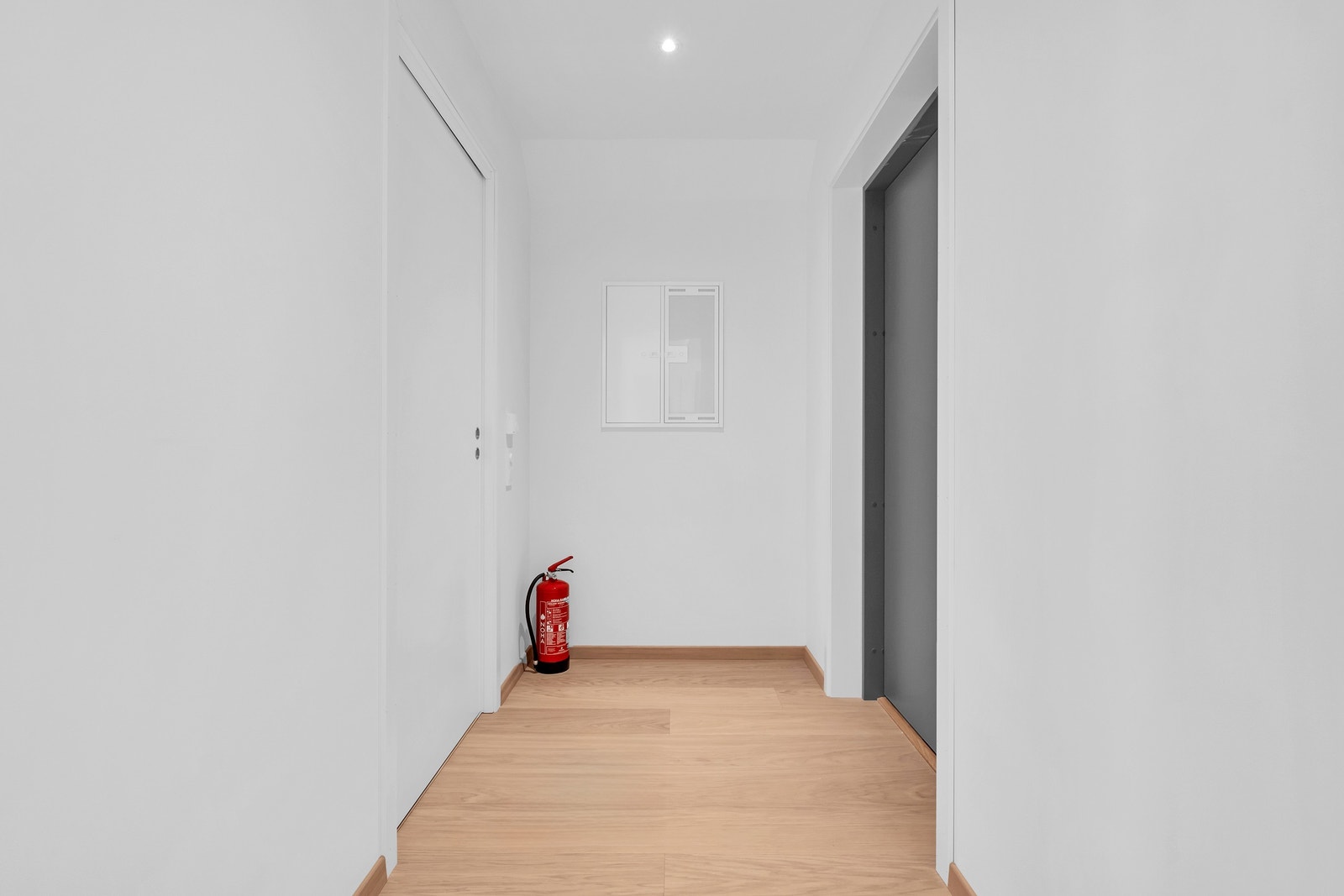 Inngangsparti/gang med skyvedør inn til baderommet. Galleribilde