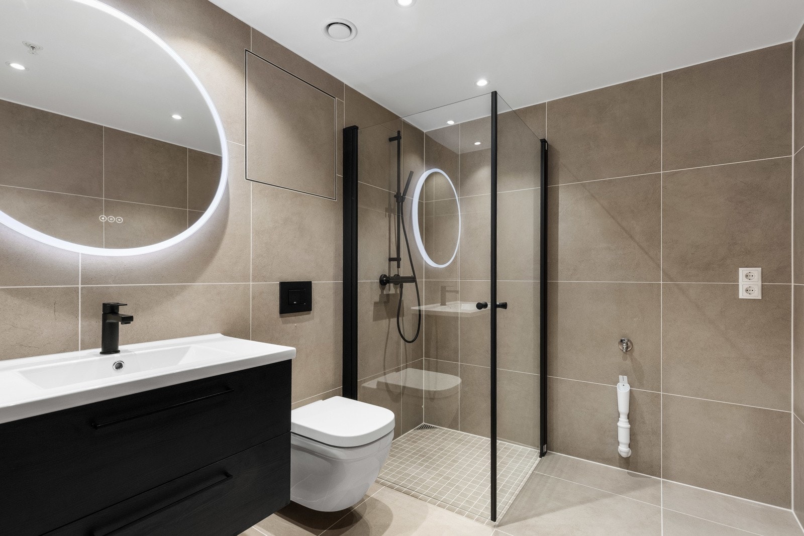 Fra entreen er det inngang til et bad på 5 kvm. Galleribilde