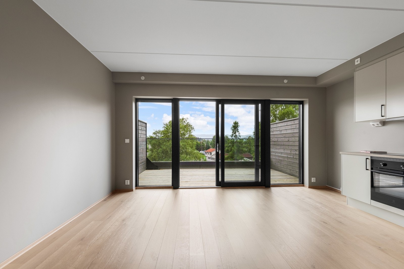 Romslig stue med store vindusflater som slipper inn mye naturlig lys. Galleribilde