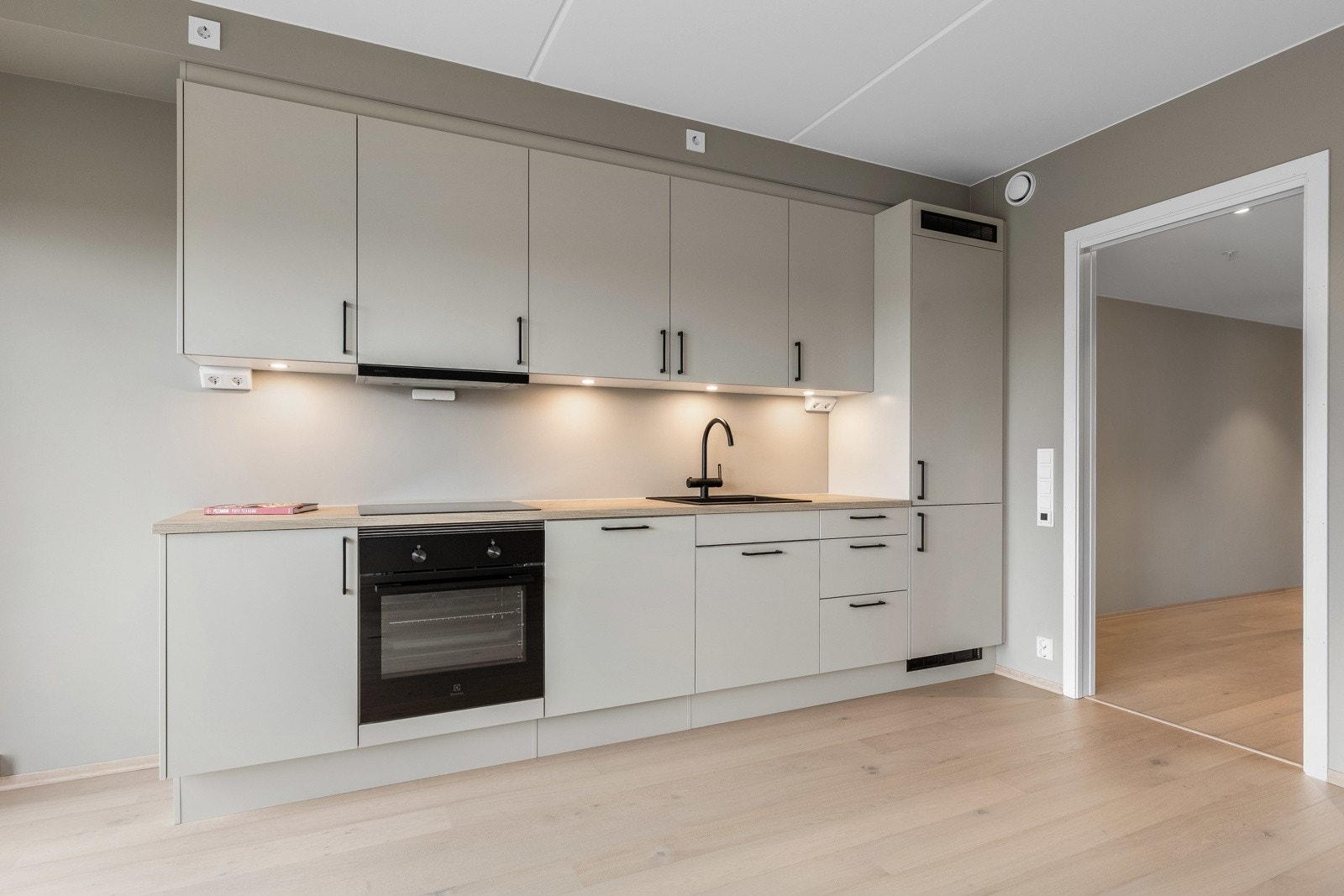 Kjøkkenet har et moderne og funksjonelt design med god benkeplass og oppbevaringsmuligheter. Galleribilde