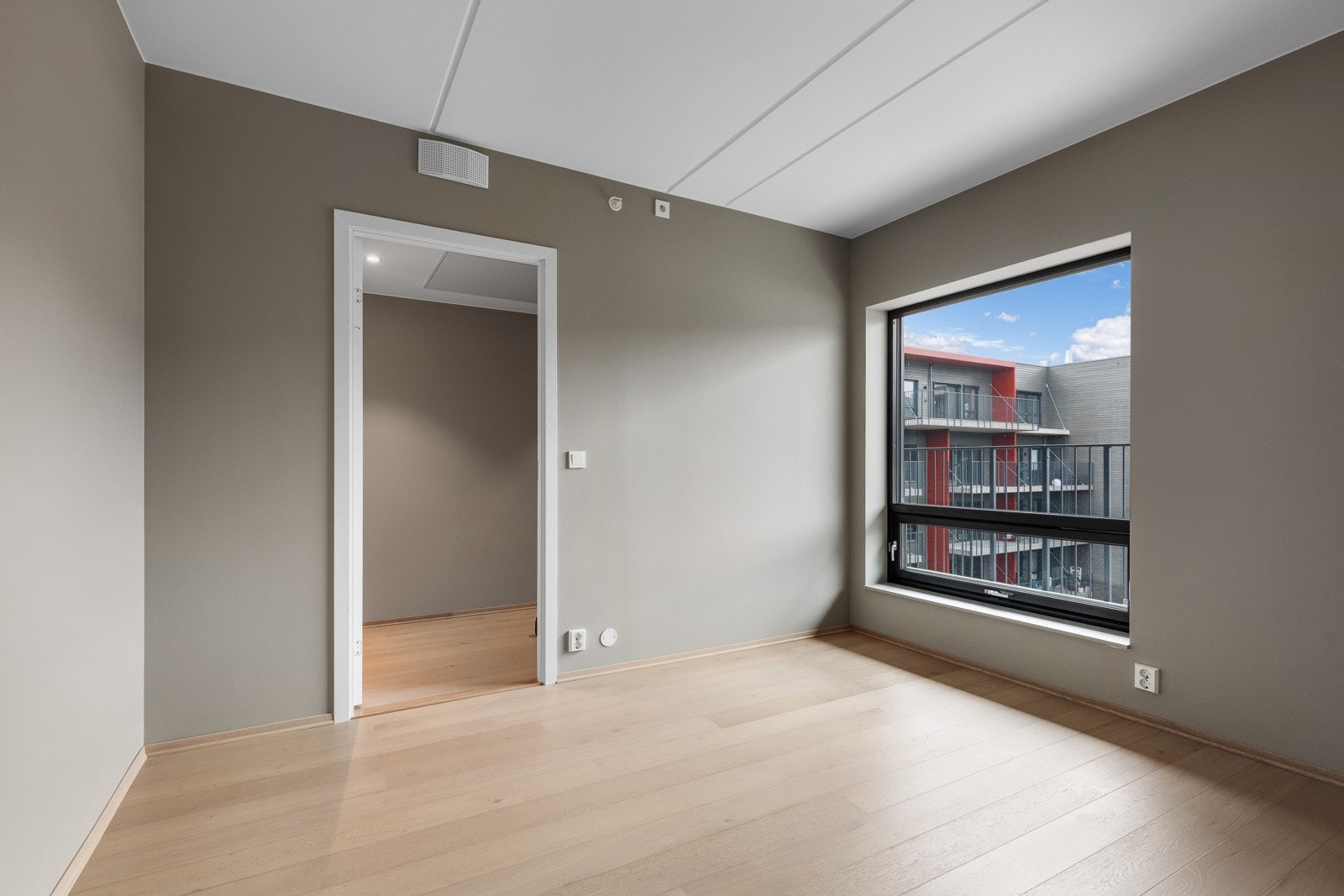 Soverommet er holdt i samme stil som resten av leiligheten. Her er det god plass til en garderobeløsning. Galleribilde