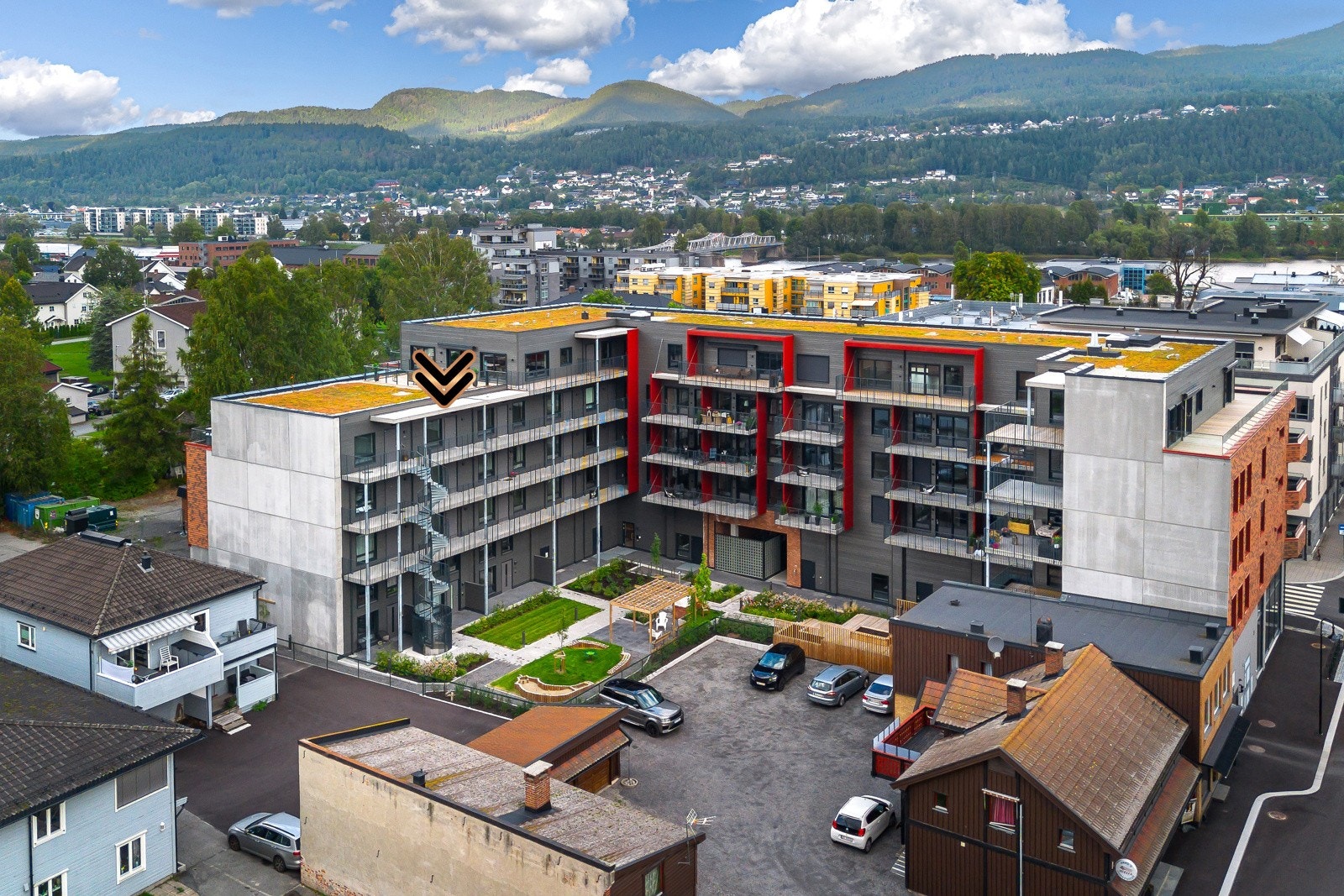 Leiligheten ligger i et populært og barnevennlig område i hjertet av Mjøndalen i Drammen kommune, med Mjøndalen kulturhus som nærmeste nabo. Galleribilde