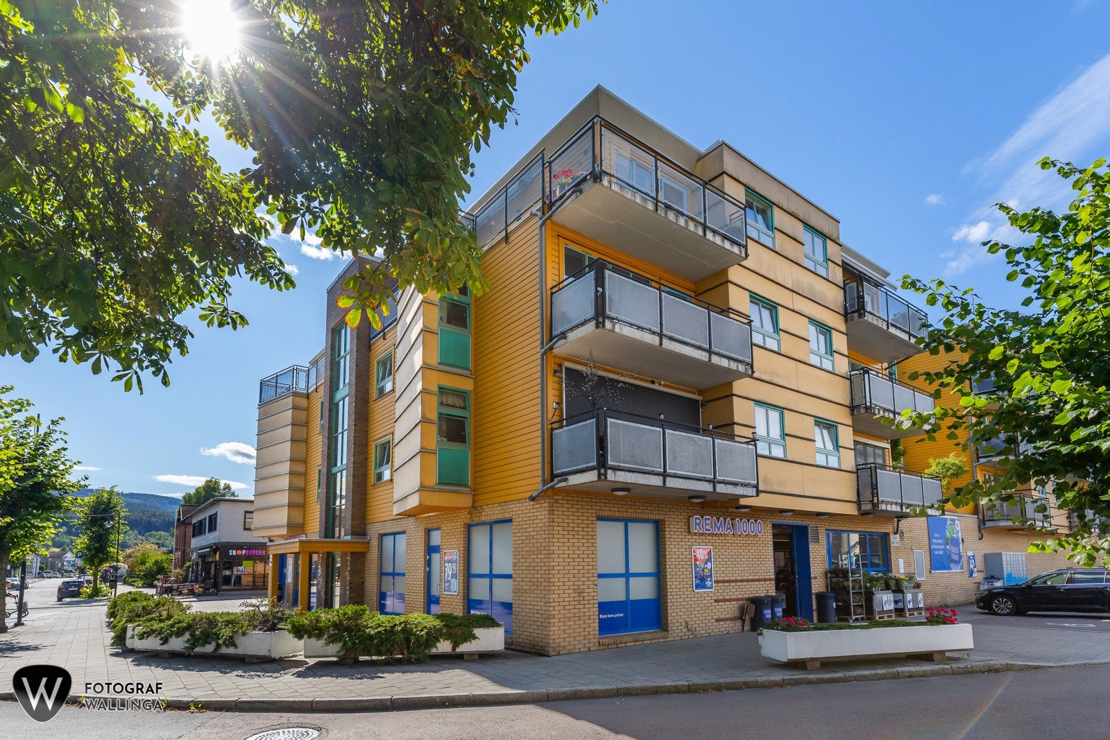 Dagligvarehandelen kan blant annet gjøres på Kiwi, Rema 1000 og Extra med post i butikk, som alle ligger få minutters gange unna. Galleribilde