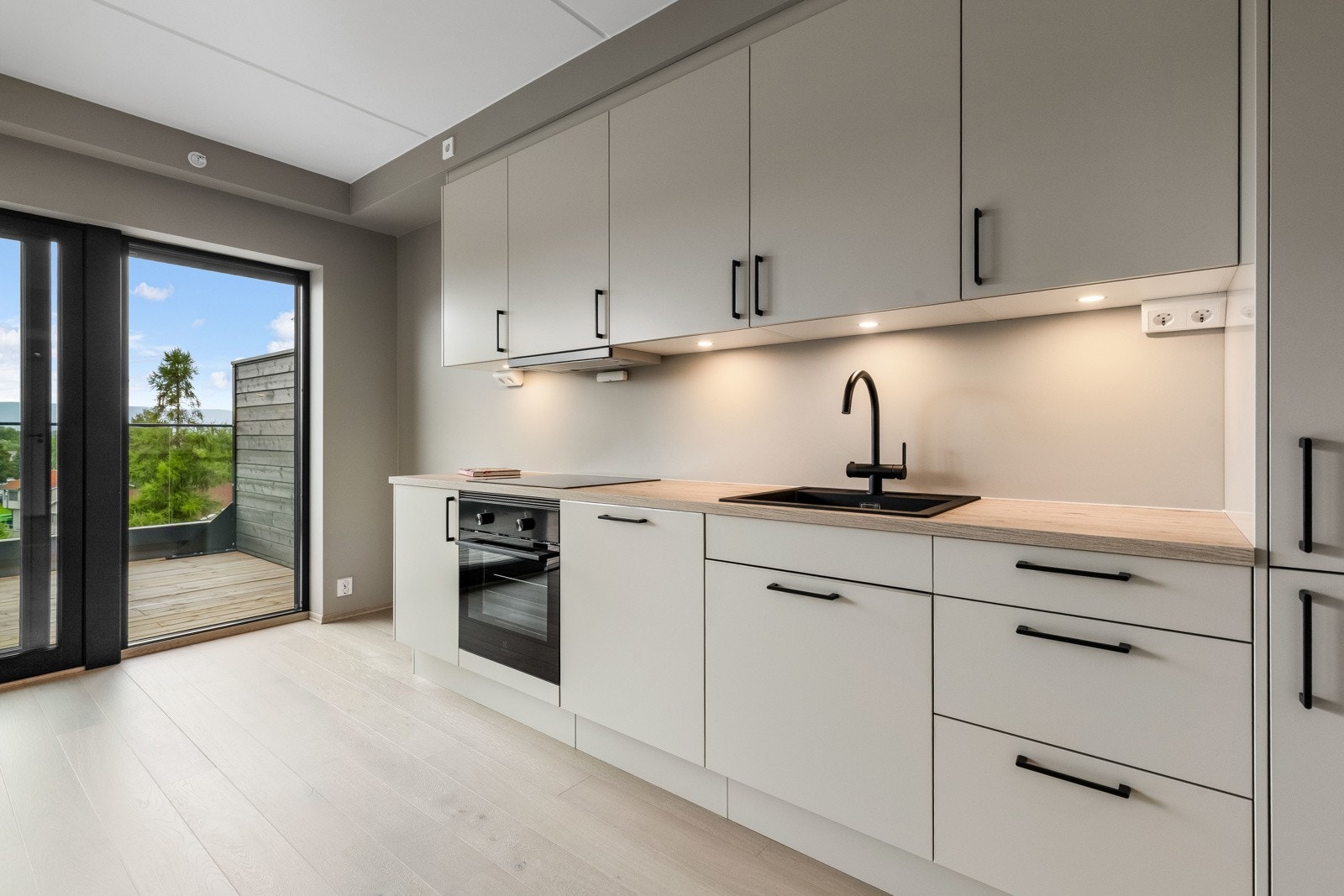 Kjøkkenet er fra Sigdal med integrerte hvitevarer. Galleribilde