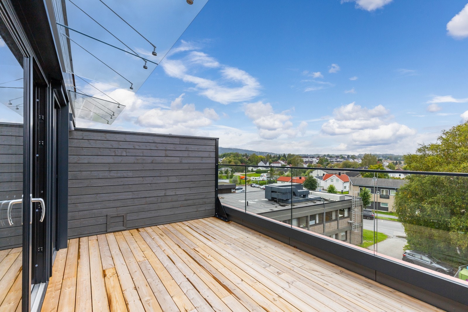 Boligen kan friste med en stor og flott uteplass på 14 kvm. Galleribilde