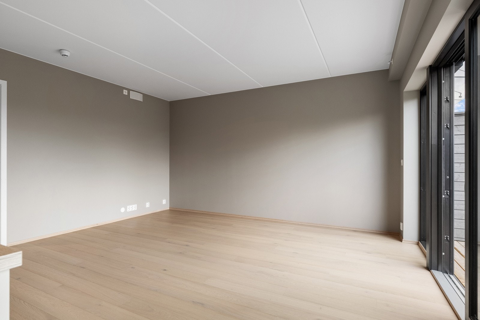 Åpen og luftig planløsning som gir god plass til både sofakrok og spisebord. Galleribilde