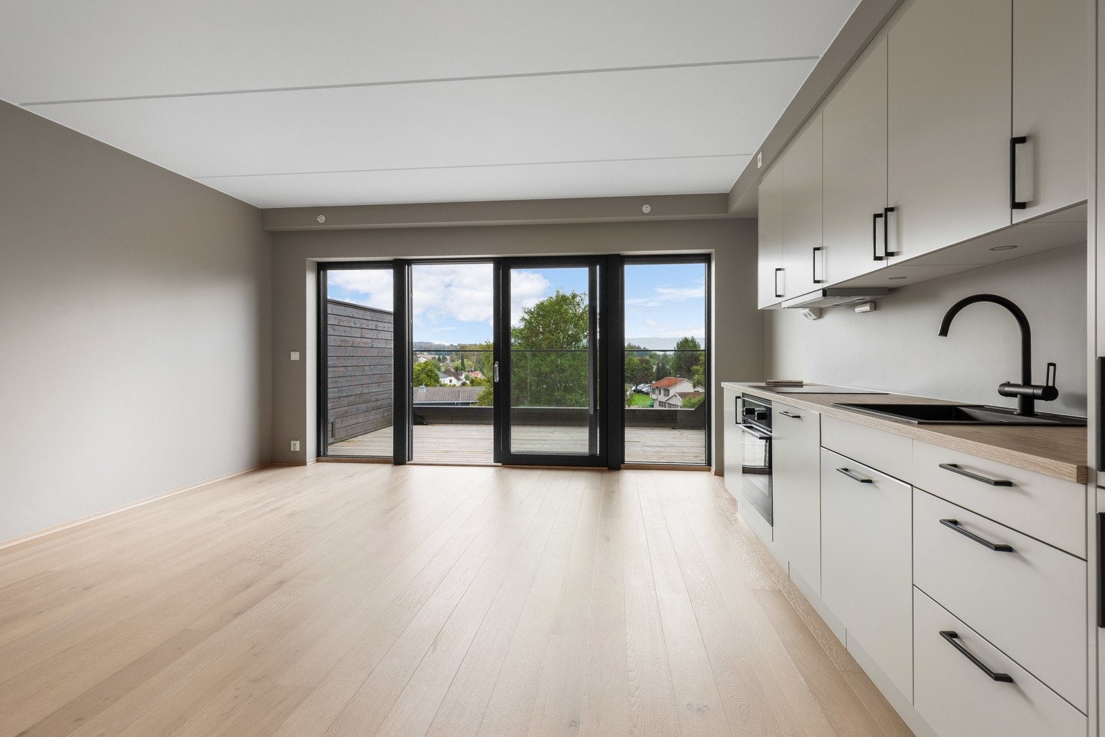 Moderne fargevalg og rene linjer skaper en lun atmosfære. Galleribilde