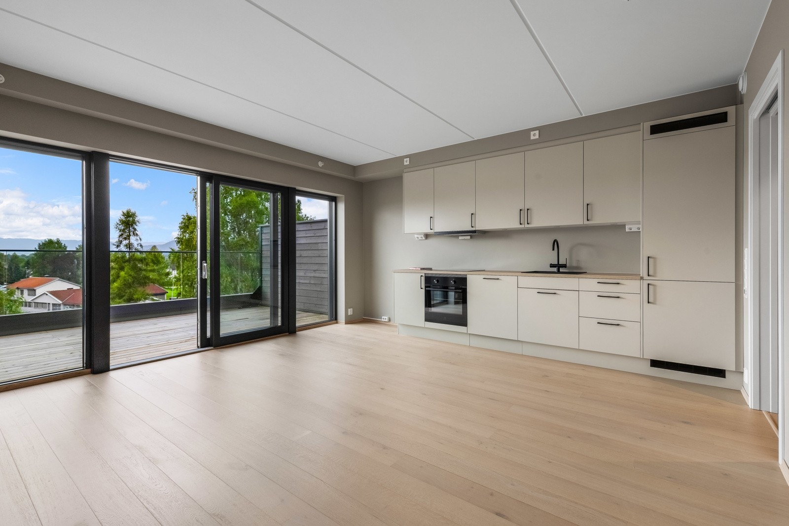 Privatmegleren ved Morten Liavaag har gleden av presentere denne lekre og nye 2-roms med god planløsning og standard, mulighet for garasje og balkong på 14 kvm! Galleribilde