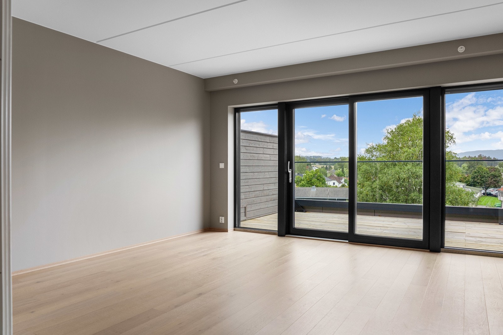 Den lyse fargen på veggene og den stilrene eikeparketten med gulvvarme bidrar til en behagelig atmosfære. Galleribilde