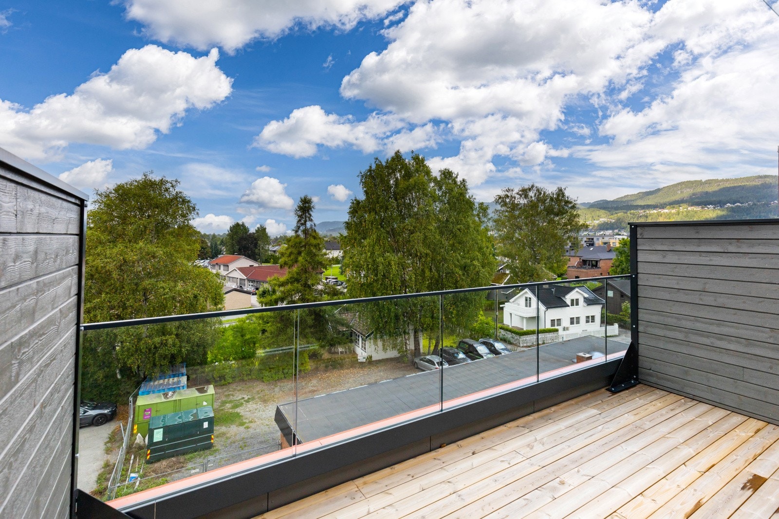 Balkongen passer like fint til sosiale stunder som til avslappning. Galleribilde