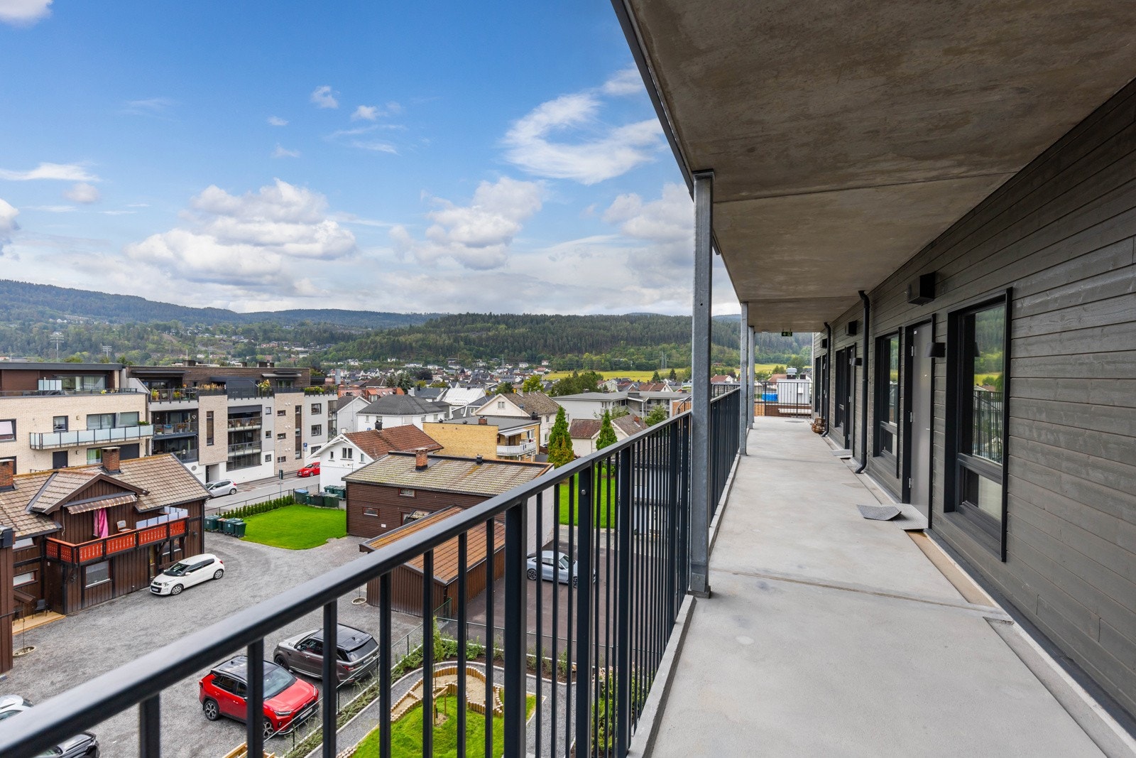 Adkomst via svalgang. Det er selfølgelig heis i bygget. Galleribilde