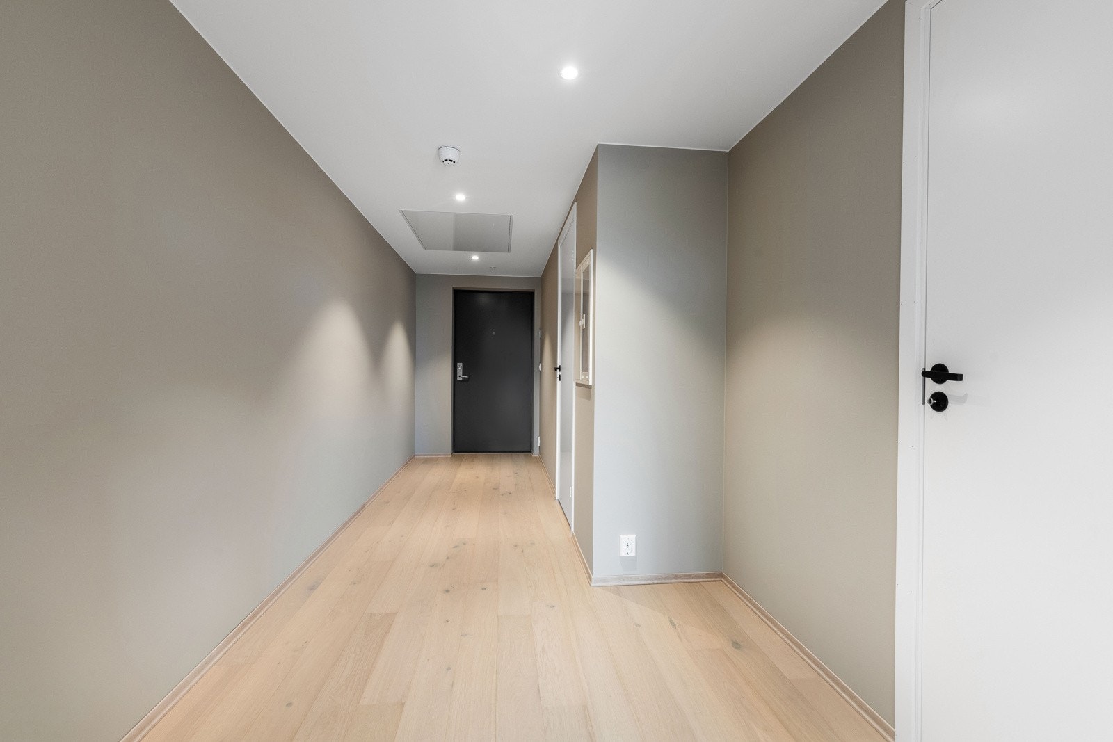 Lys og pen entre, som står i samme stil som resten av leiligheten. Galleribilde