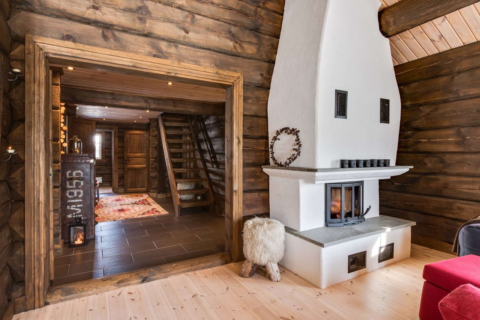 Salongen er fint plassert foran den flotte plassmurte peisen, som bidrar til ekstra kos og varme på kalde årstider. Galleribilde