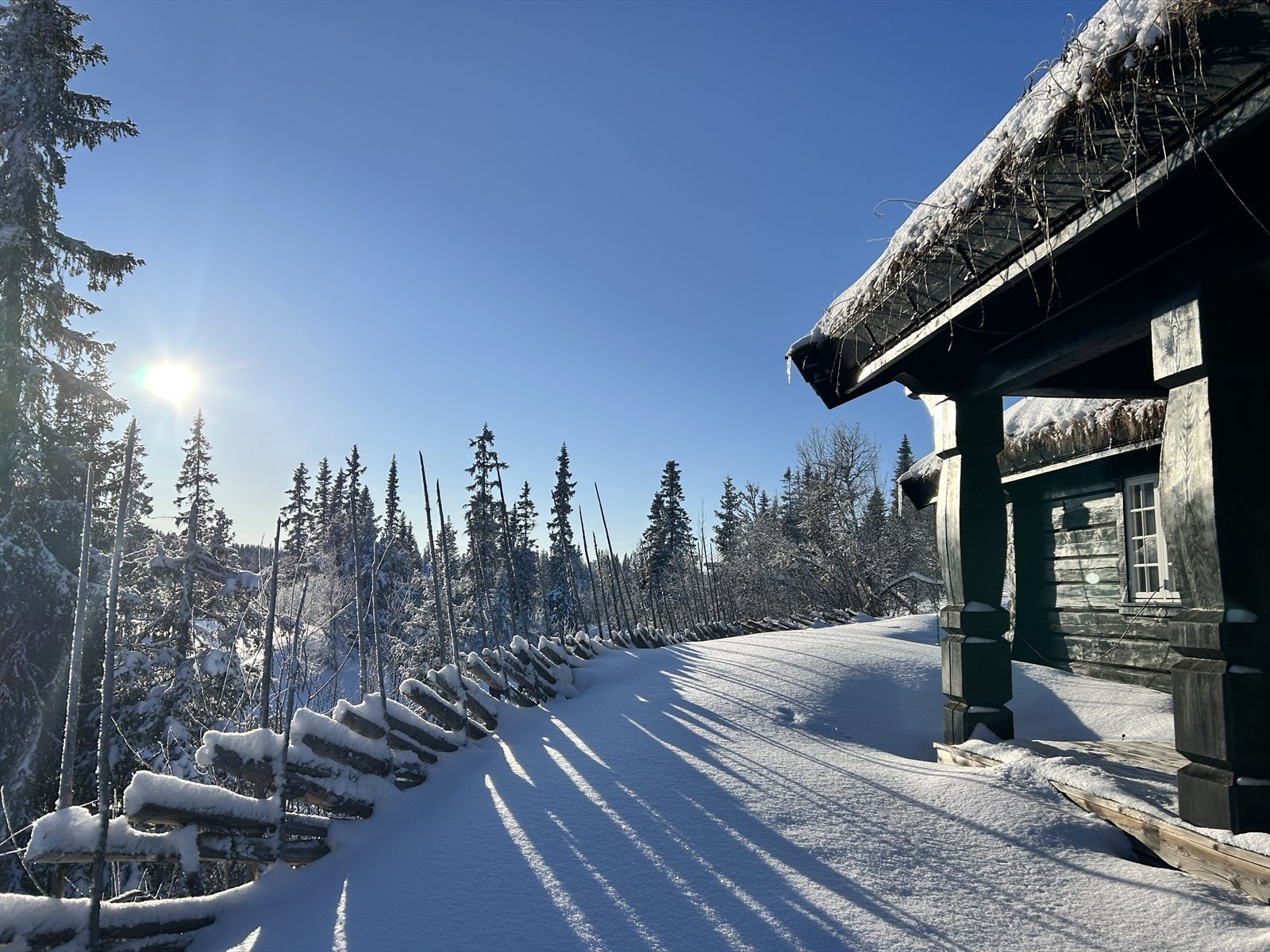 Eiendommen ligger solrikt til i Kivåsen Hyttefelt på populære Aurdalsåsen. Galleribilde