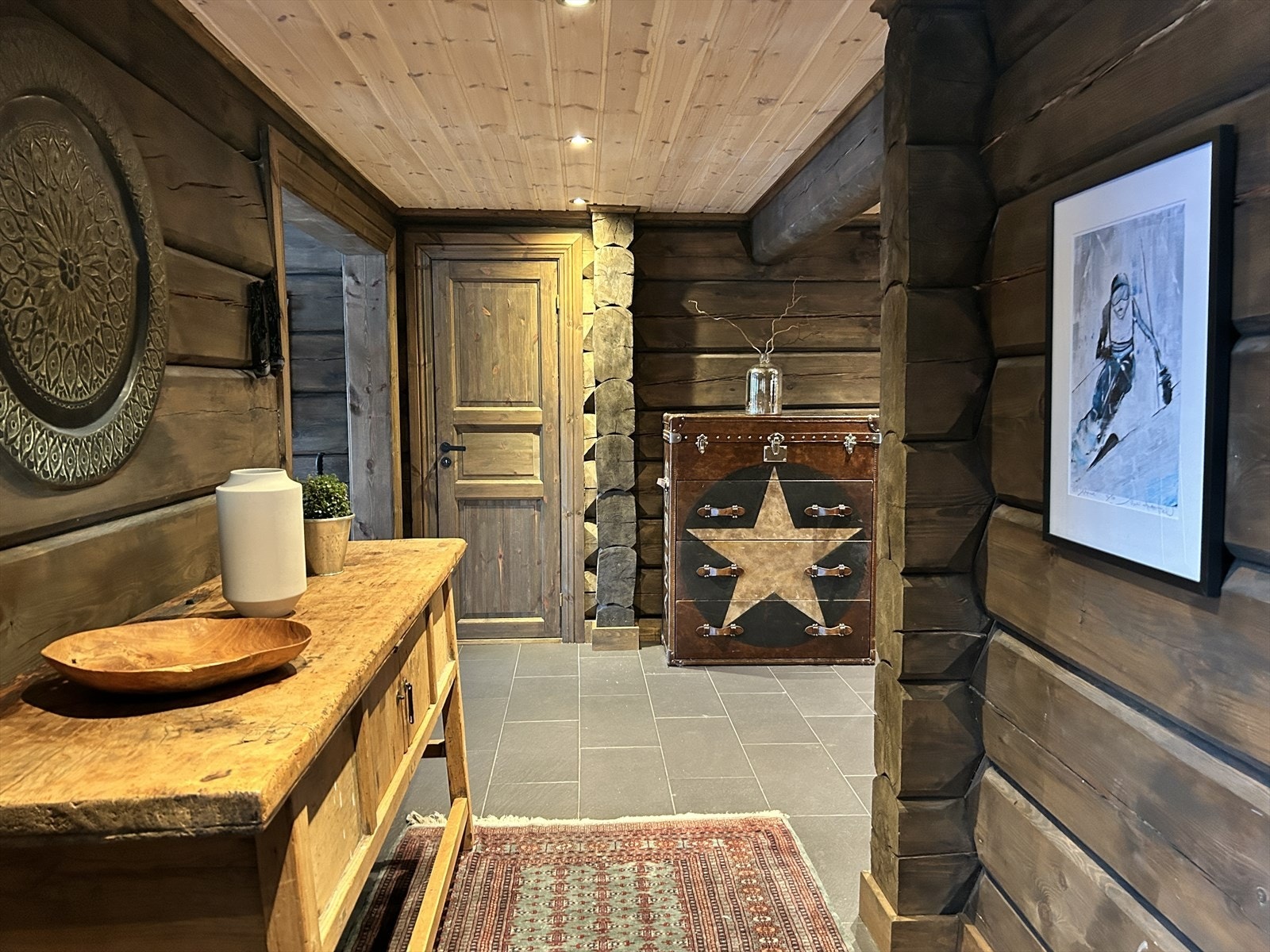 Romslig og innbydende entré med god plass til å henge fra seg yttertøy. Galleribilde