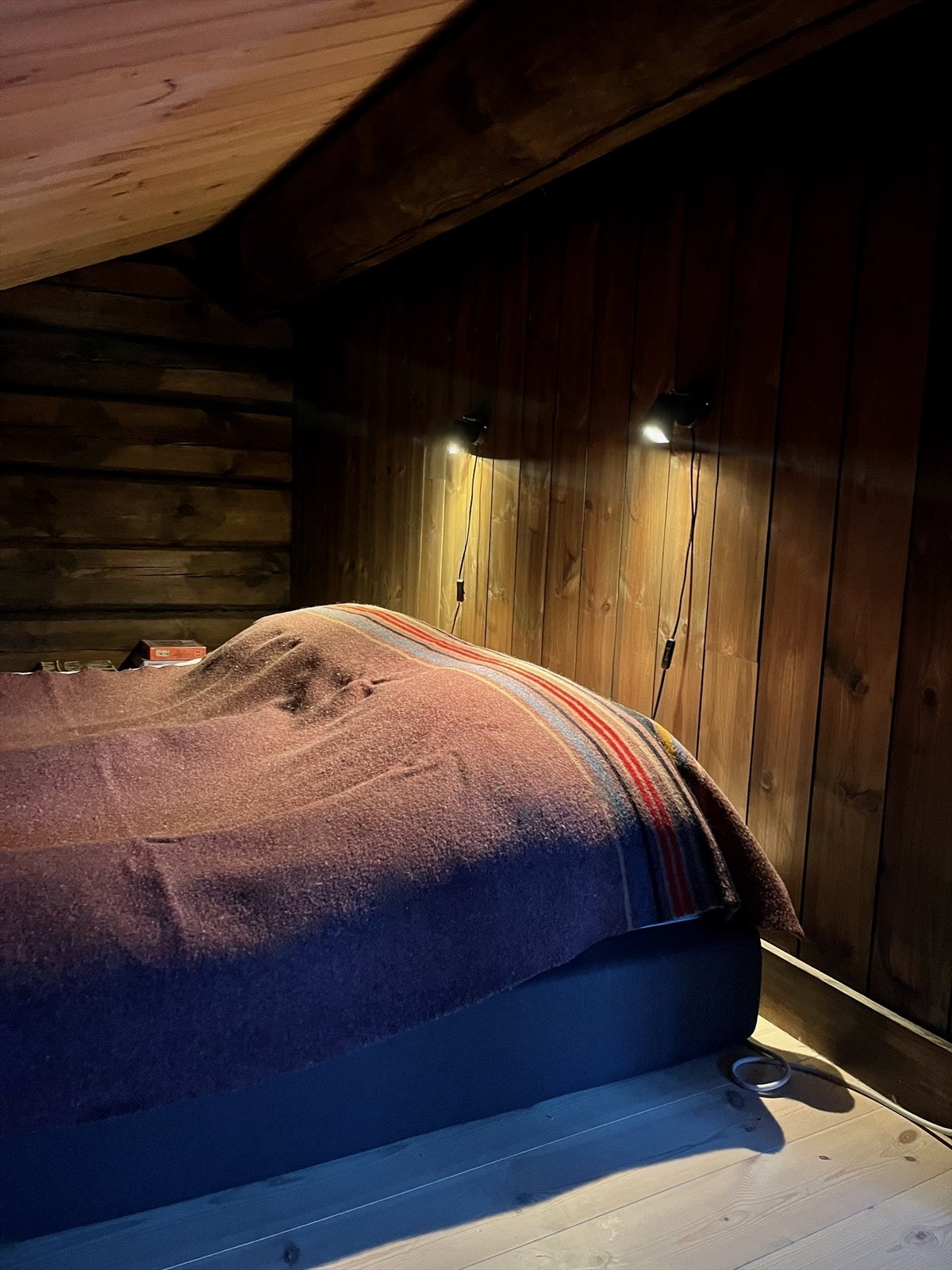 Rommet er ikke godkjent til varig opphold grunnet at krav til rømningsvei ikke er tilfredsstilt. Galleribilde